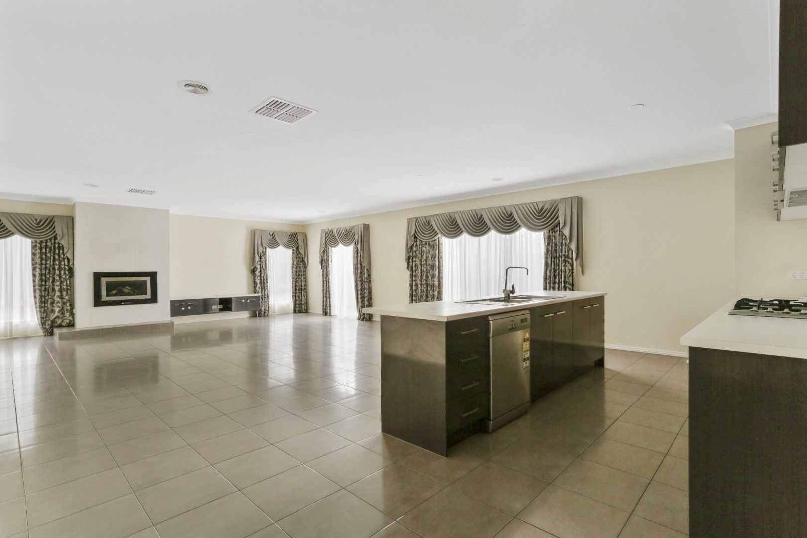 6 Bandit Grove, Cranbourne East, VIC 3977