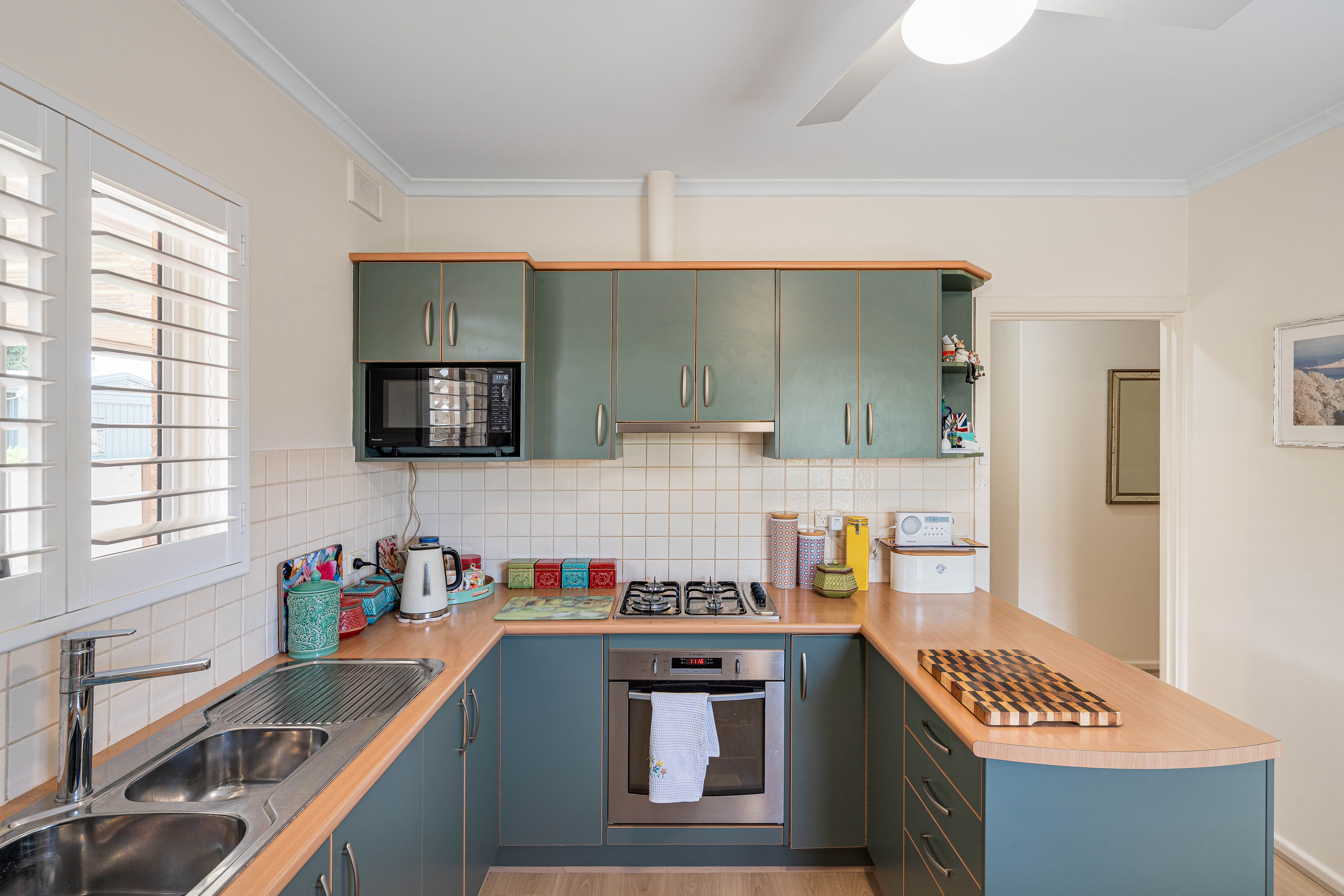 6 Hawkesbury Avenue — photo 4 of 22