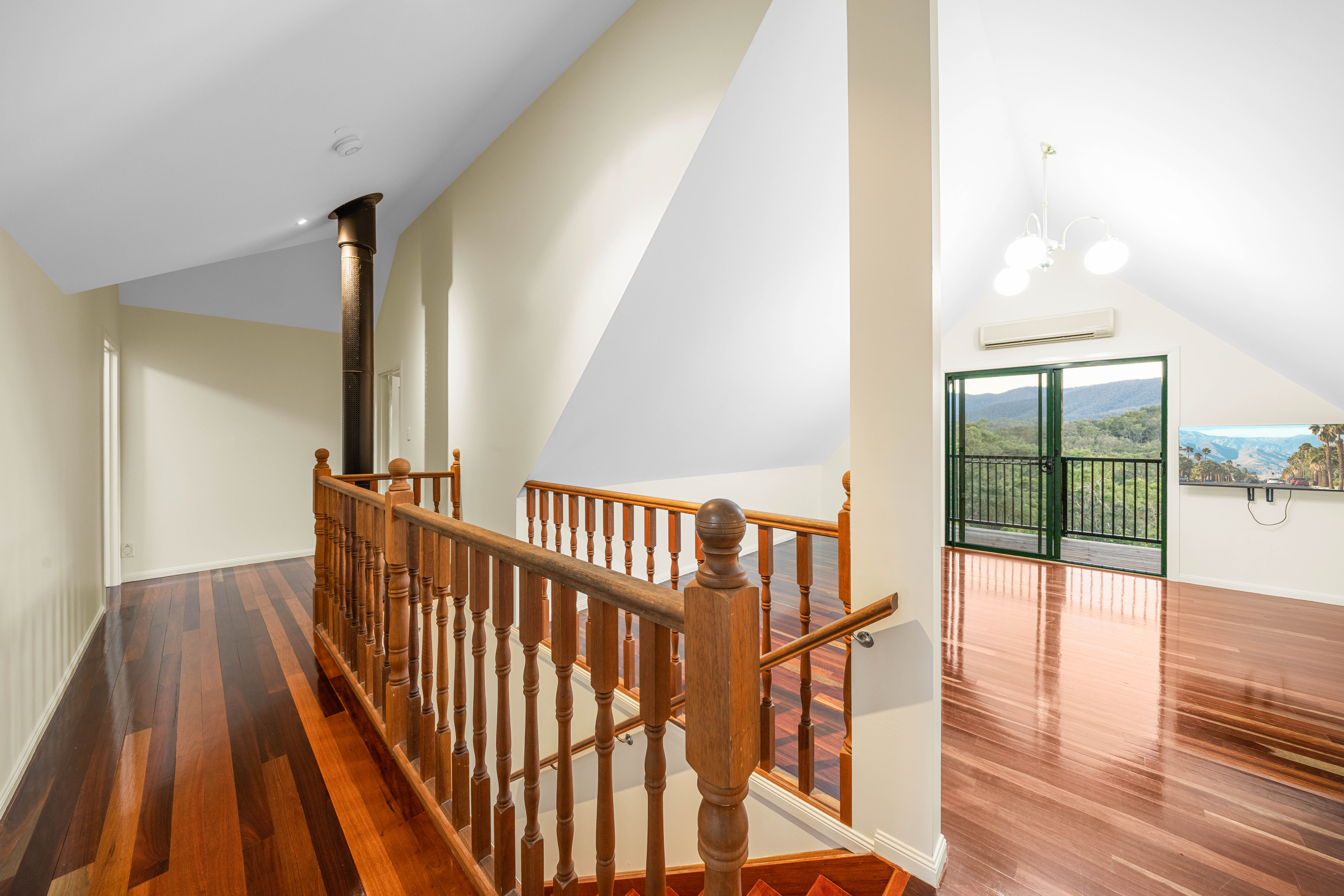 'Twin Peaks' - Idyllic Lifestyle, Spectacular Views And So Much More — photo 13 of 24
