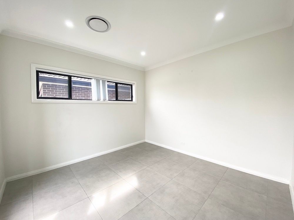 1b Warrigal Street, Gregory Hills, NSW 2557