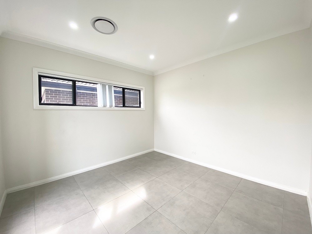 1b Warrigal Street, Gregory Hills, NSW 2557