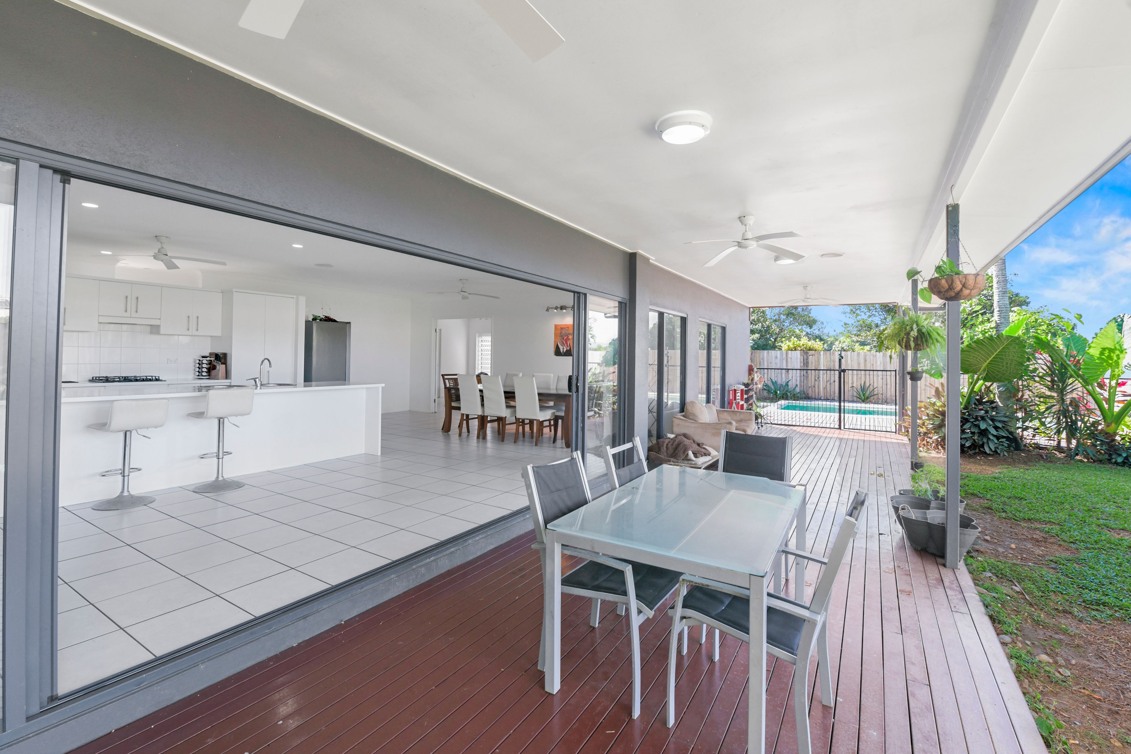 2 Bassett Street, Kanimbla, QLD 4870