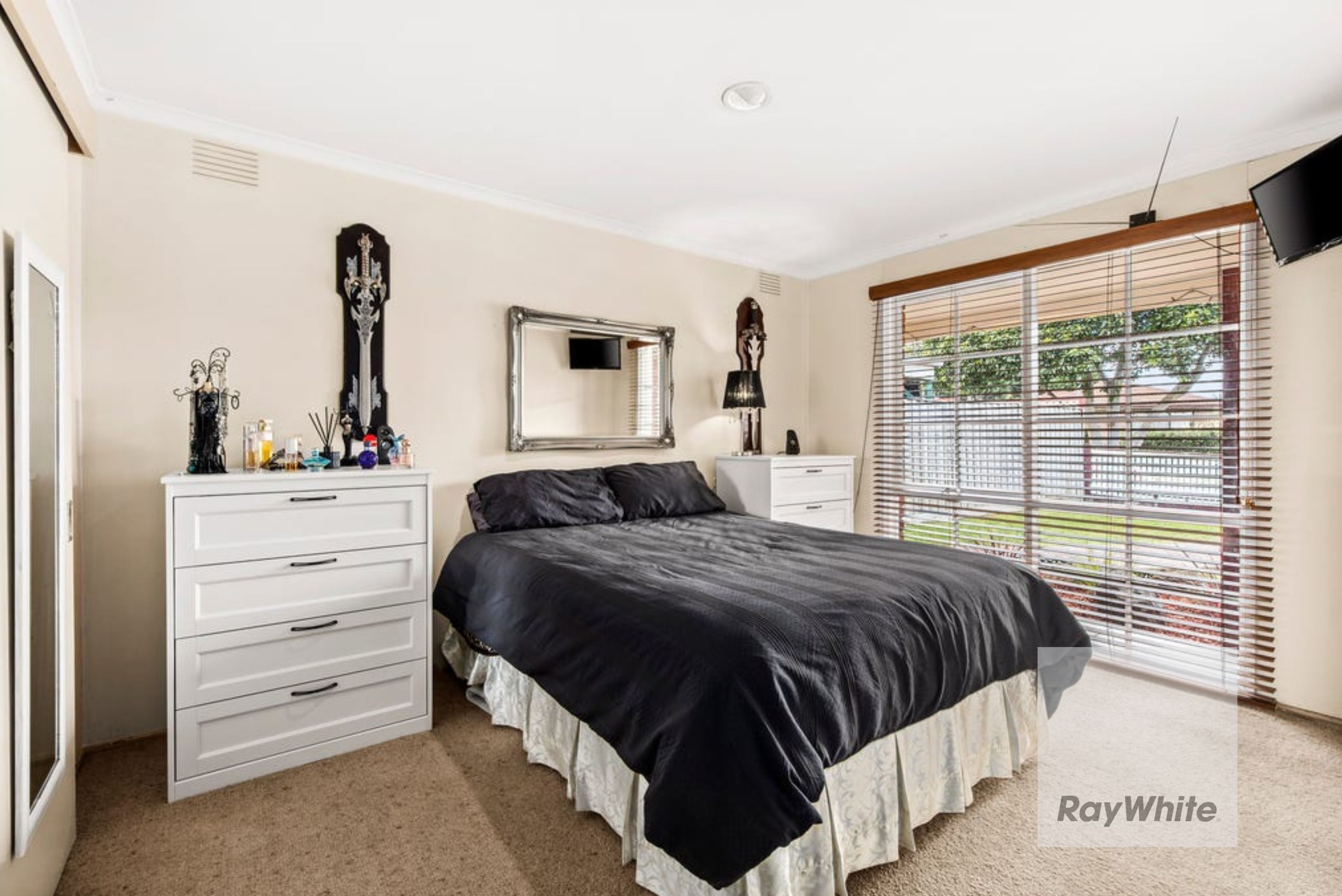 2 Madigan Crescent — photo 6 of 9