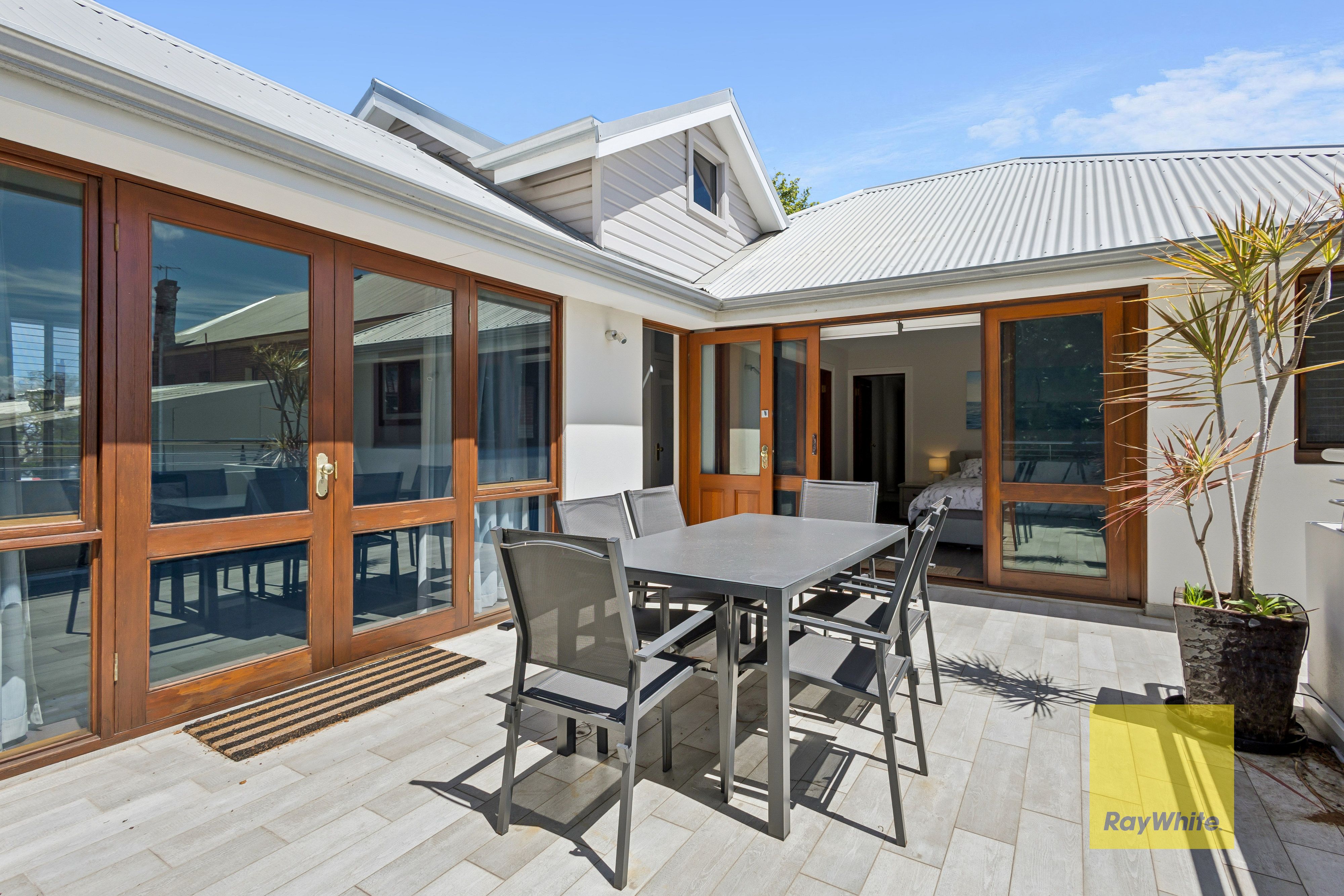 Upstairs/45 Quarry Street, Fremantle, WA 6160