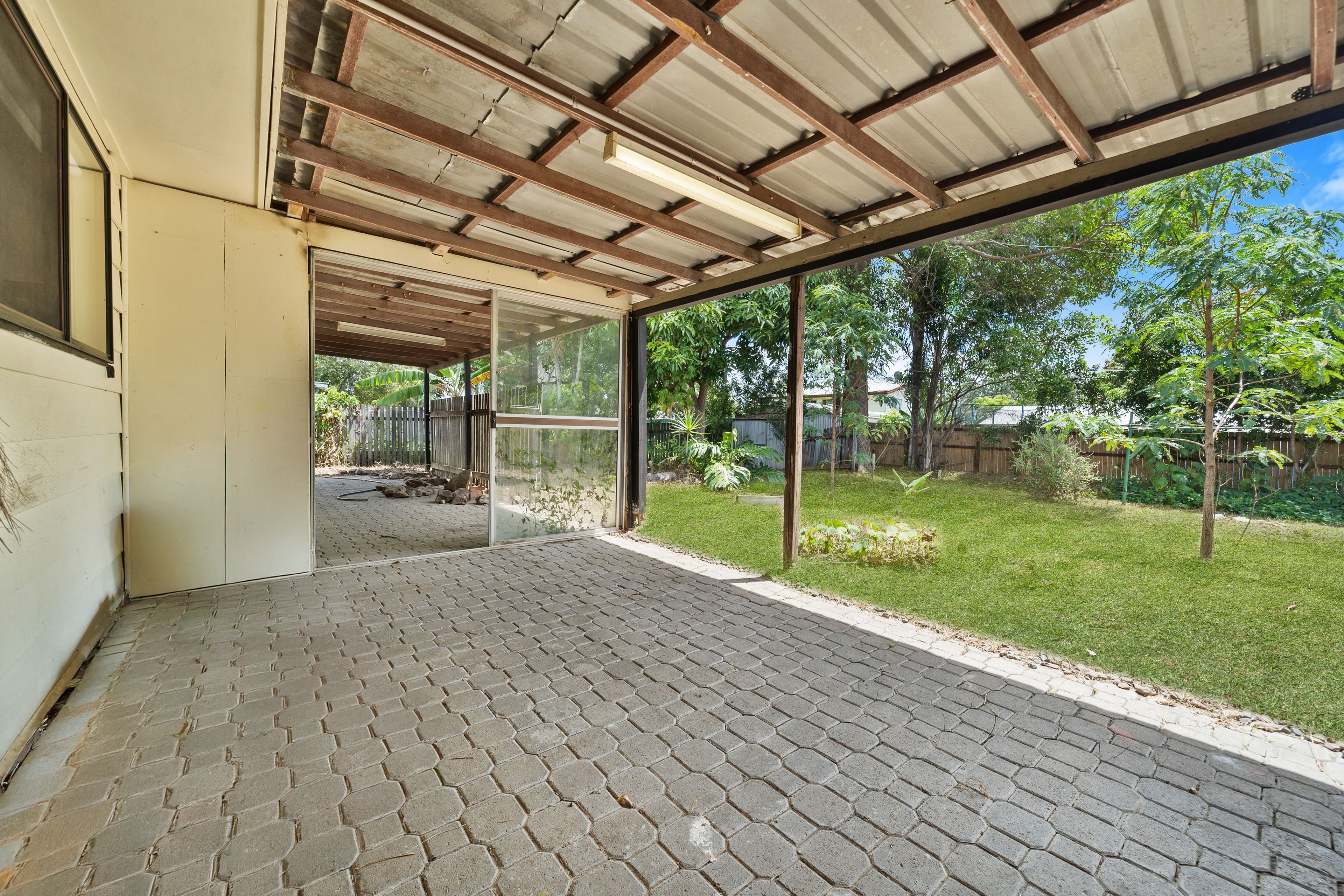 17 Yolla Street — photo 8 of 9
