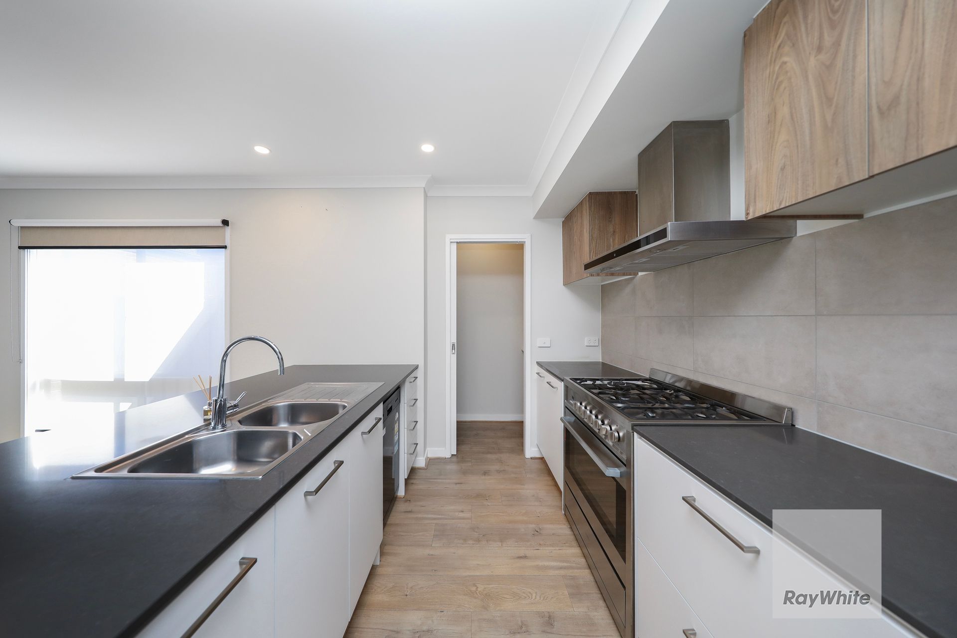 28 Bowenia Avenue — photo 4 of 12