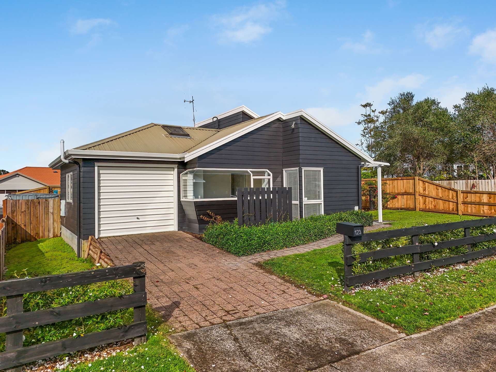 123 Endeavour Avenue photo 0