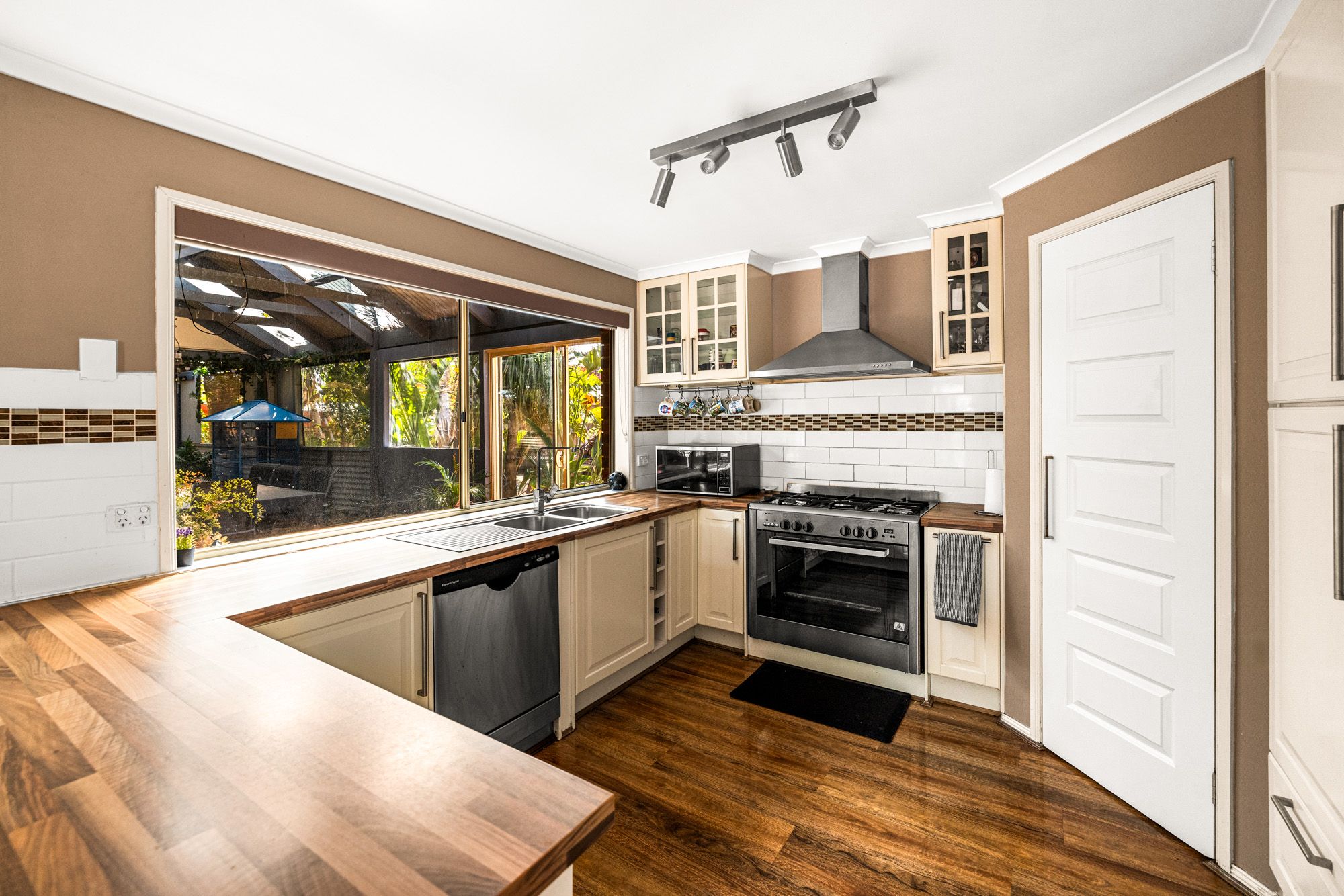 1 Trentham Close — photo 3 of 25