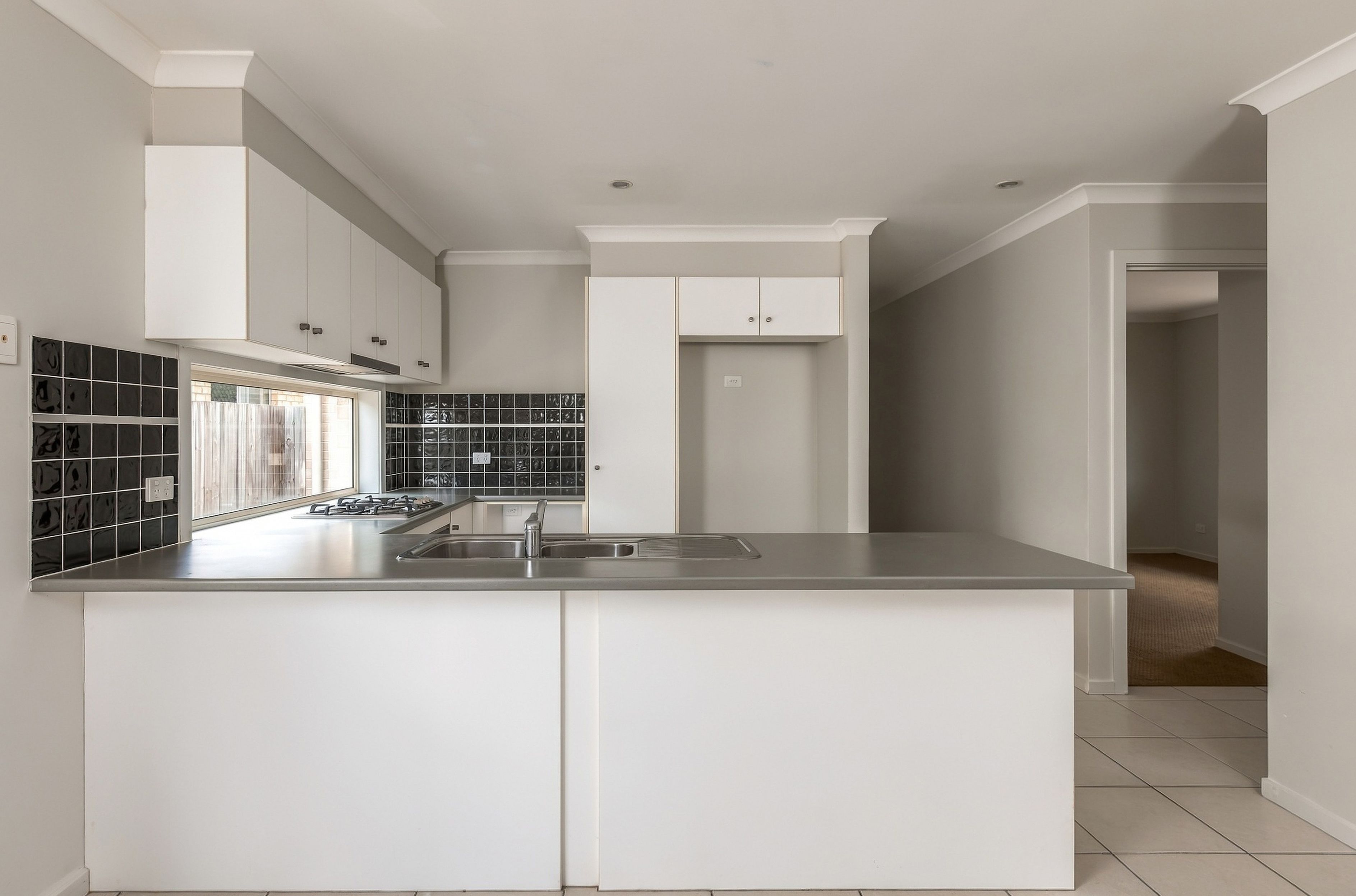 55 Huntley Crescent — photo 4 of 15