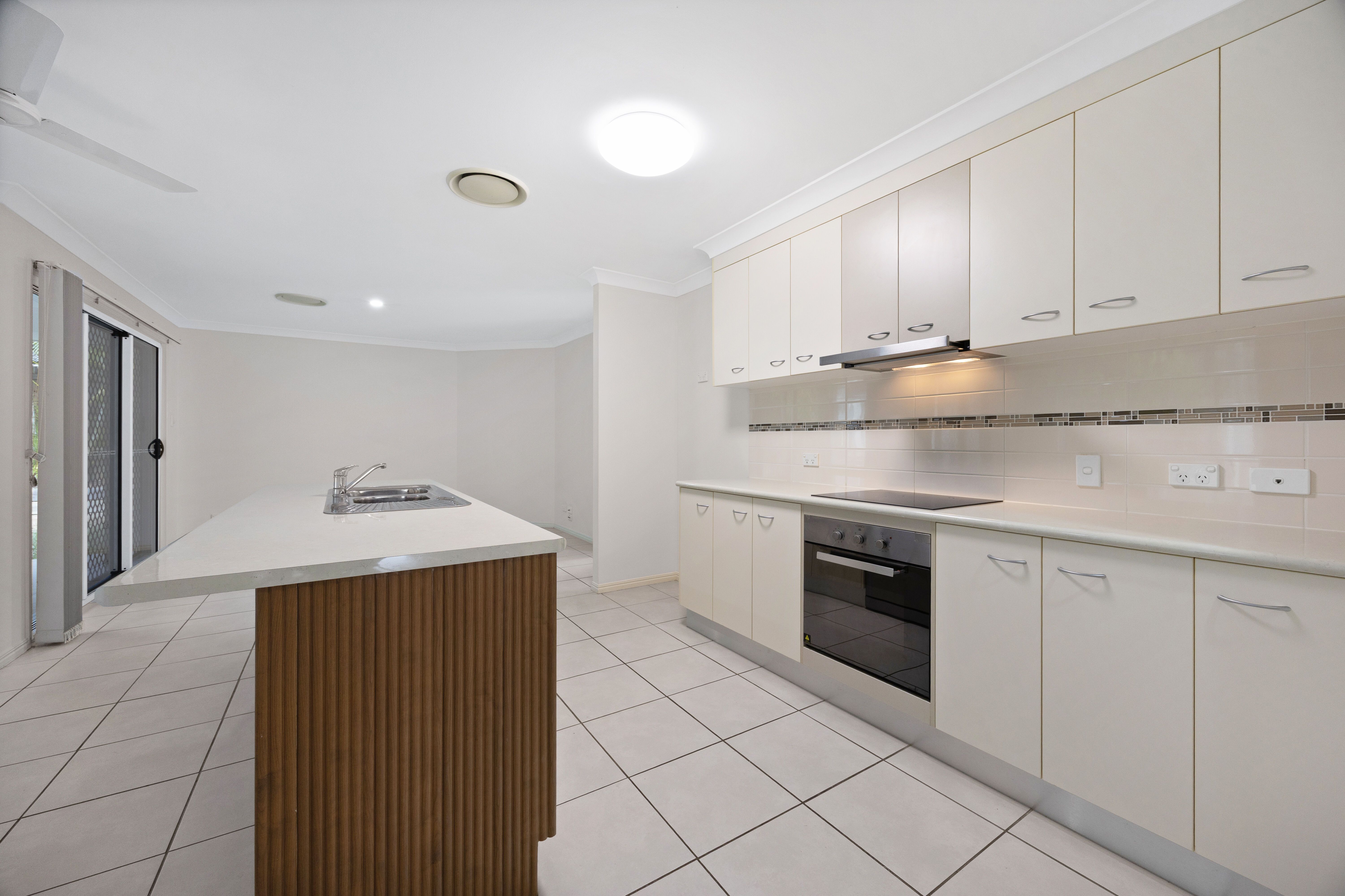 3 Karloom Close, Kirkwood, QLD 4680