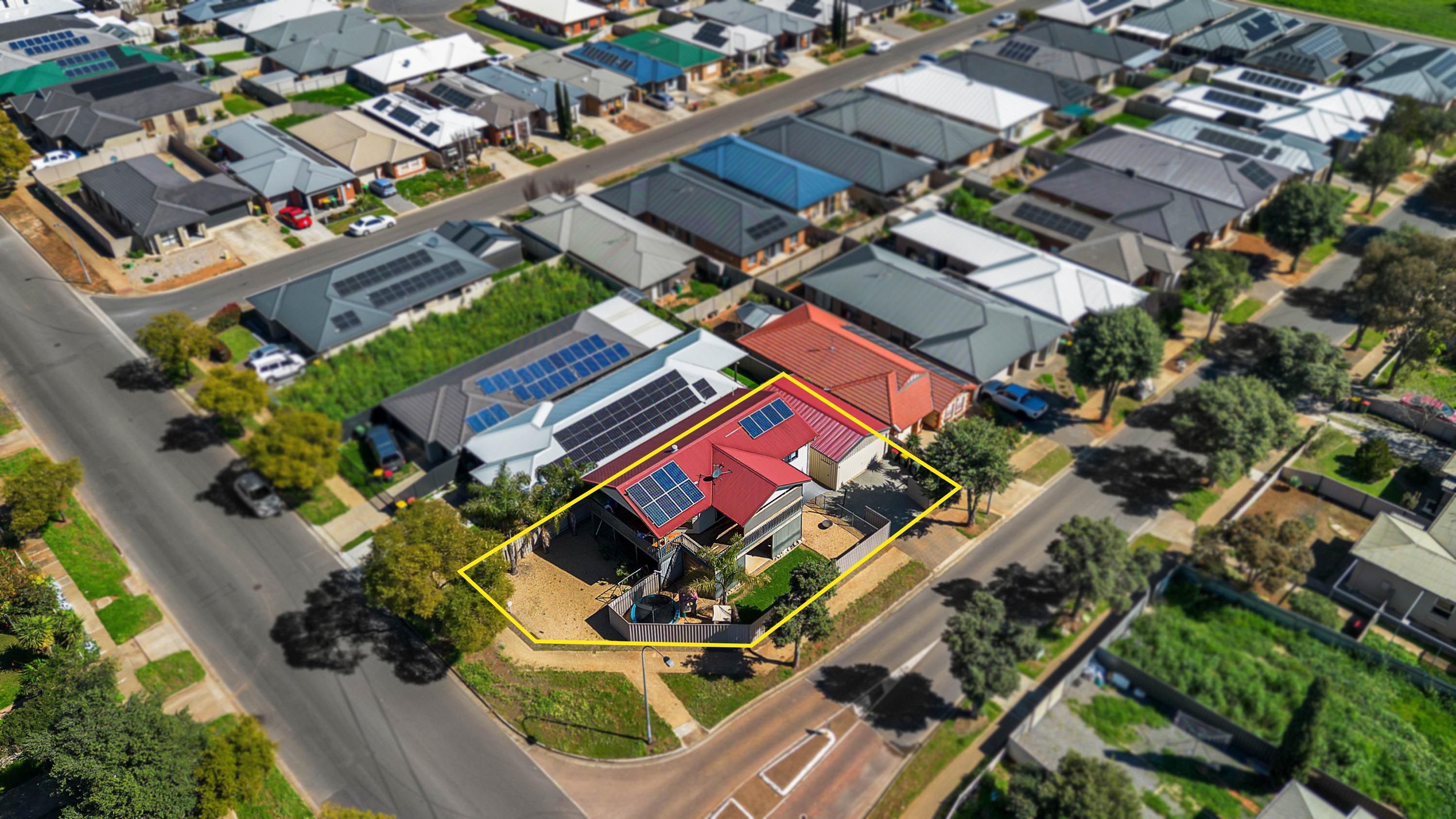 33 Broadmeadows Road — photo 3 of 24