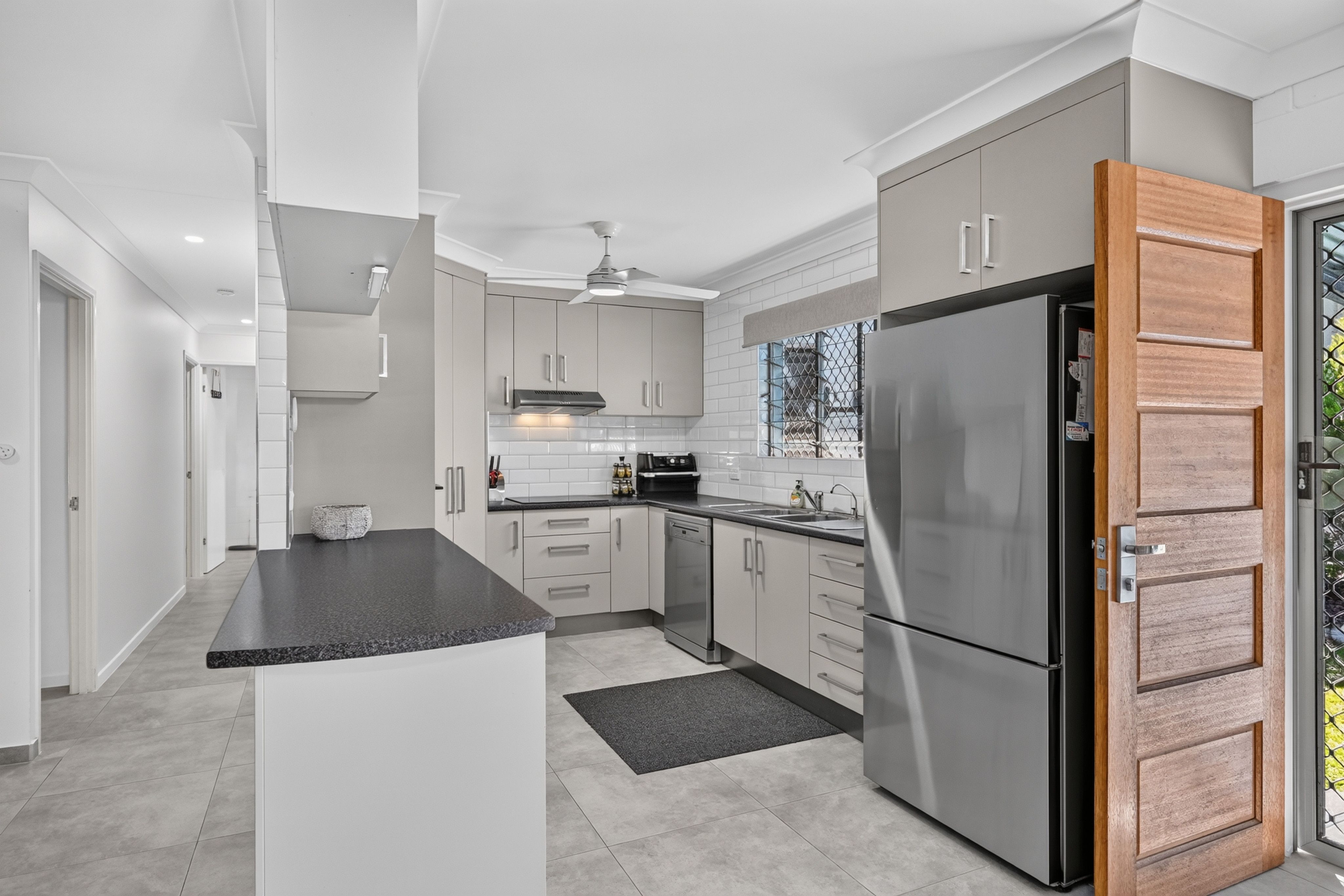14 Laura Court — photo 4 of 28