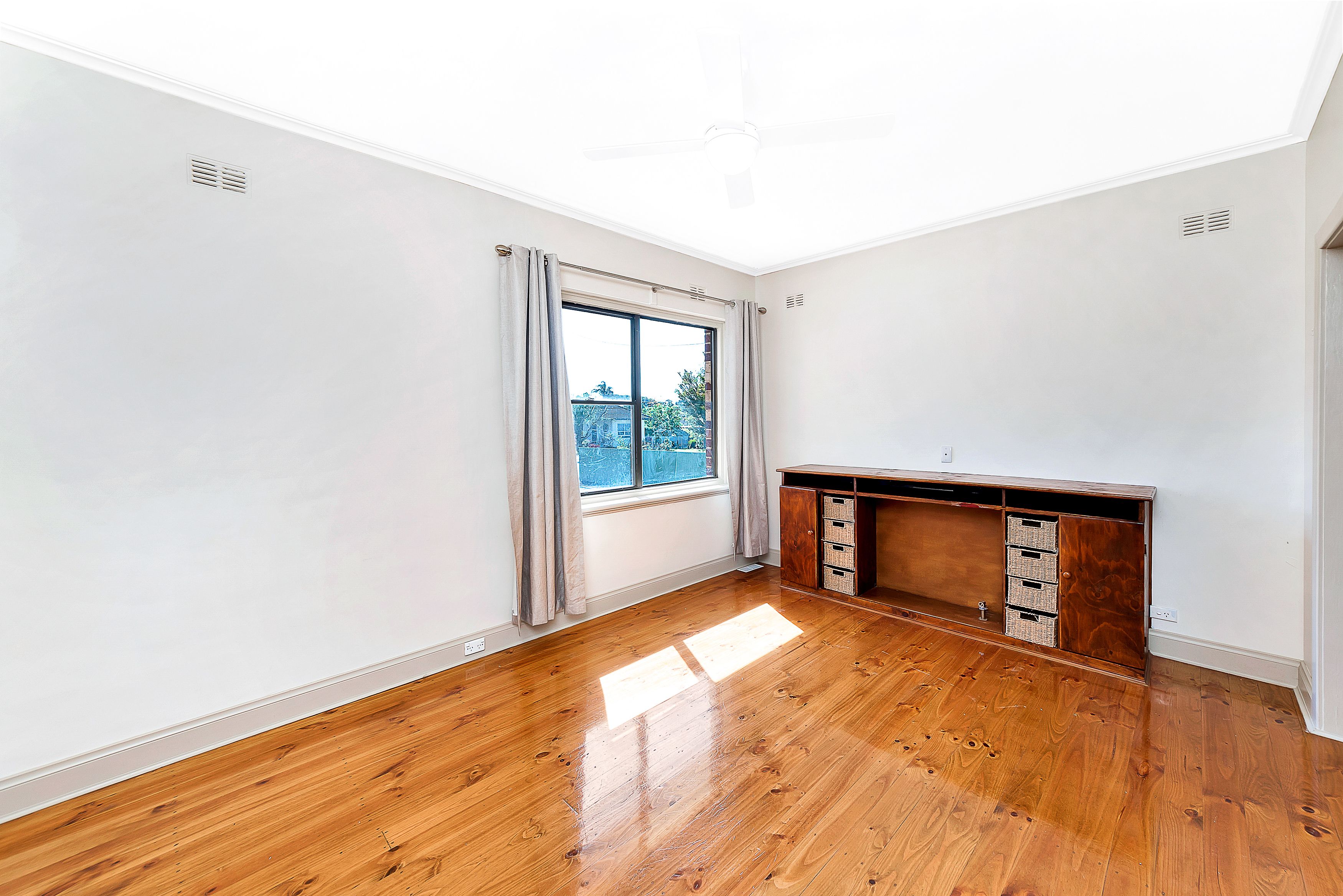 4 Leslie Street — photo 3 of 15