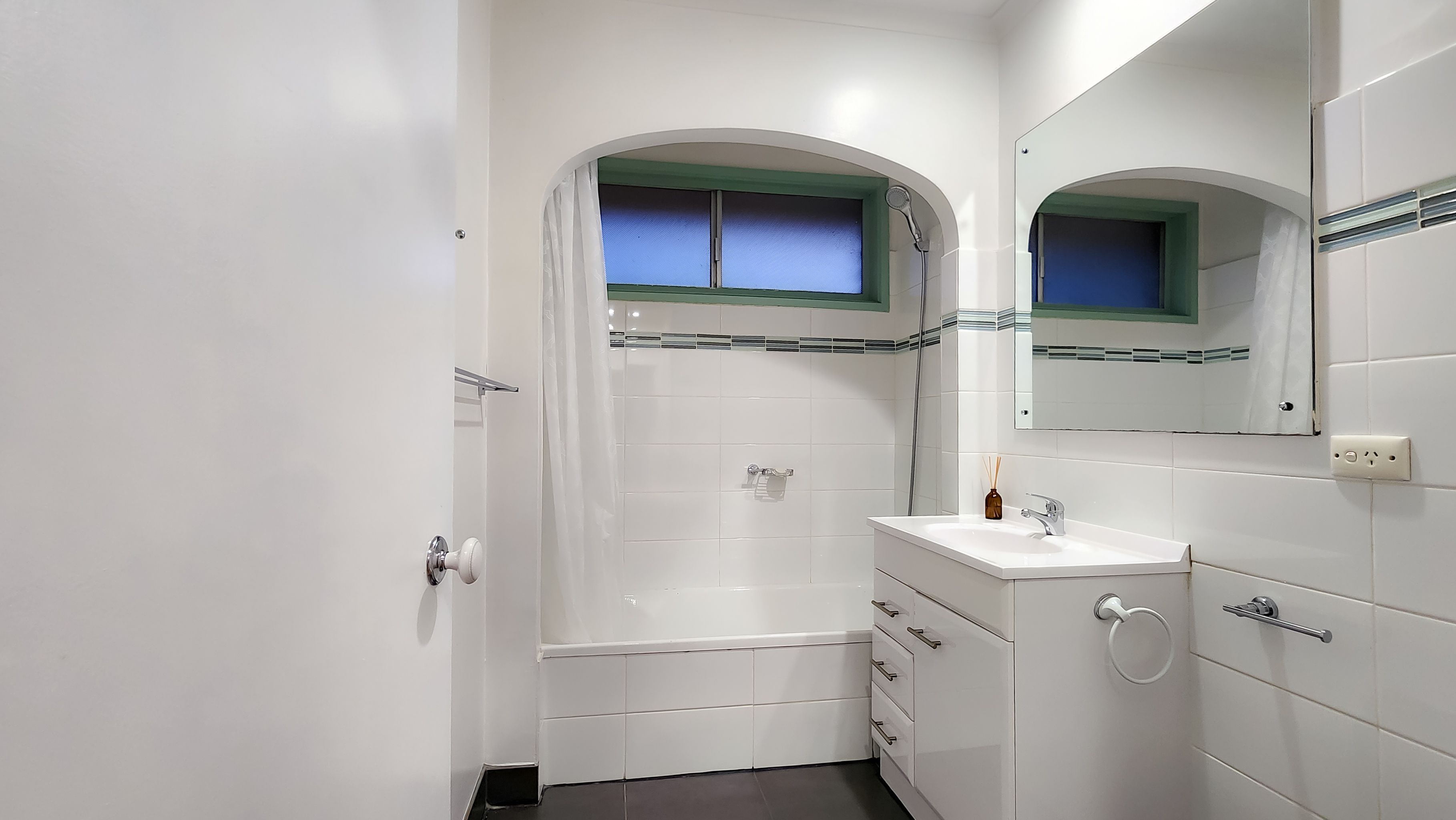 24 Hood Crescent — photo 14 of 15