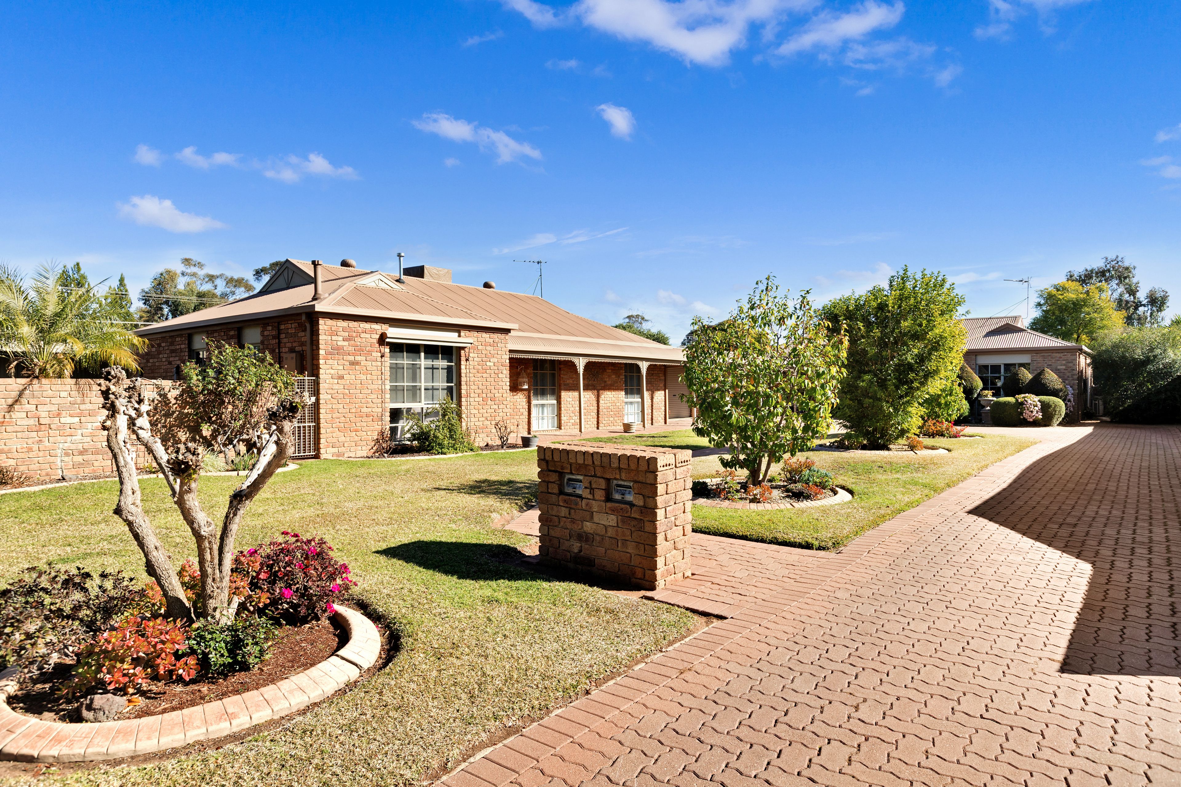 1/1 Massey Close — photo 2 of 23