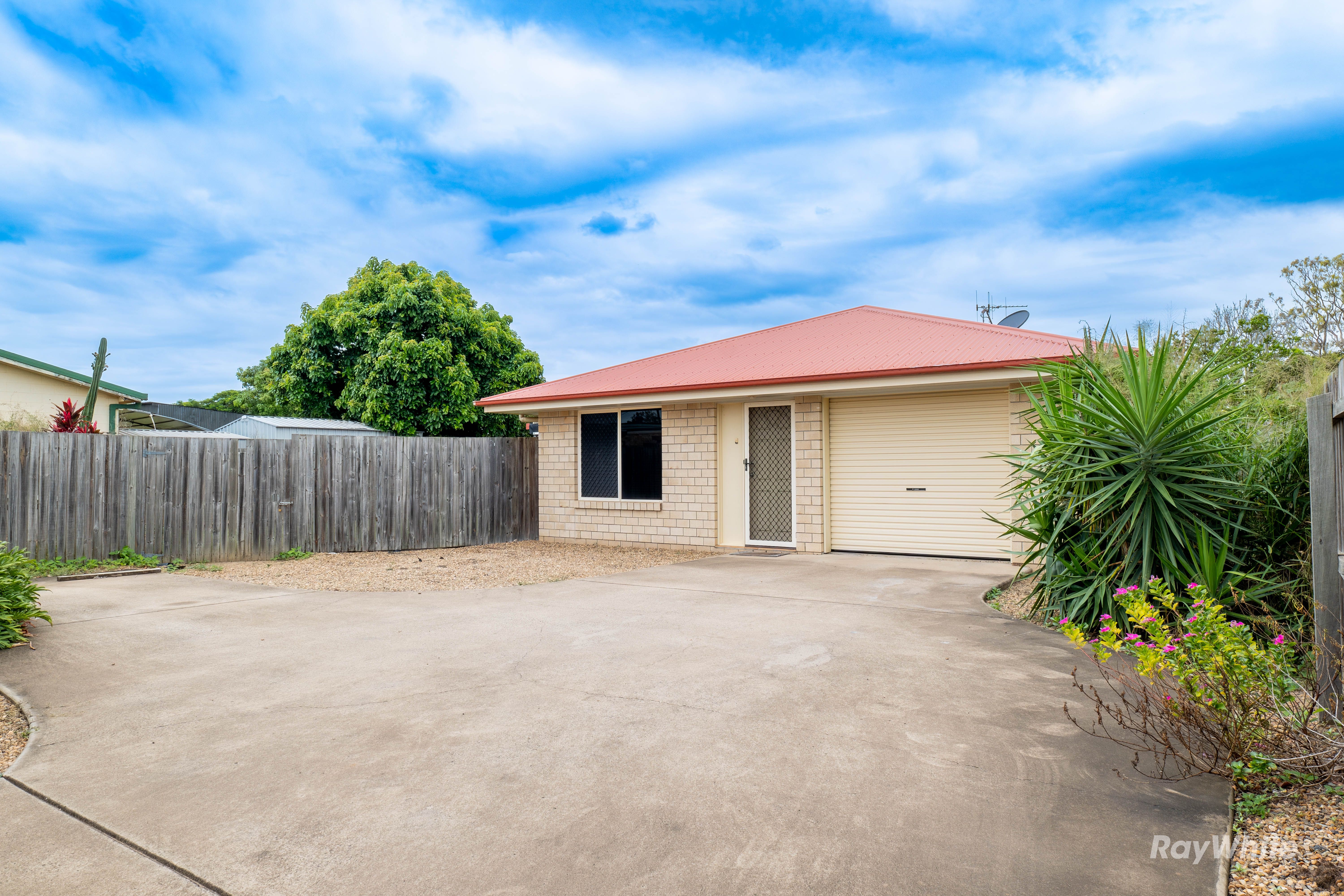 2/8 Wyllie Street, Thabeban, QLD 4670