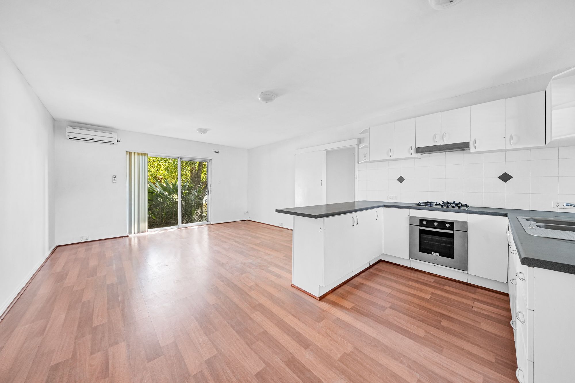 2/122 Albert Street — photo 5 of 13