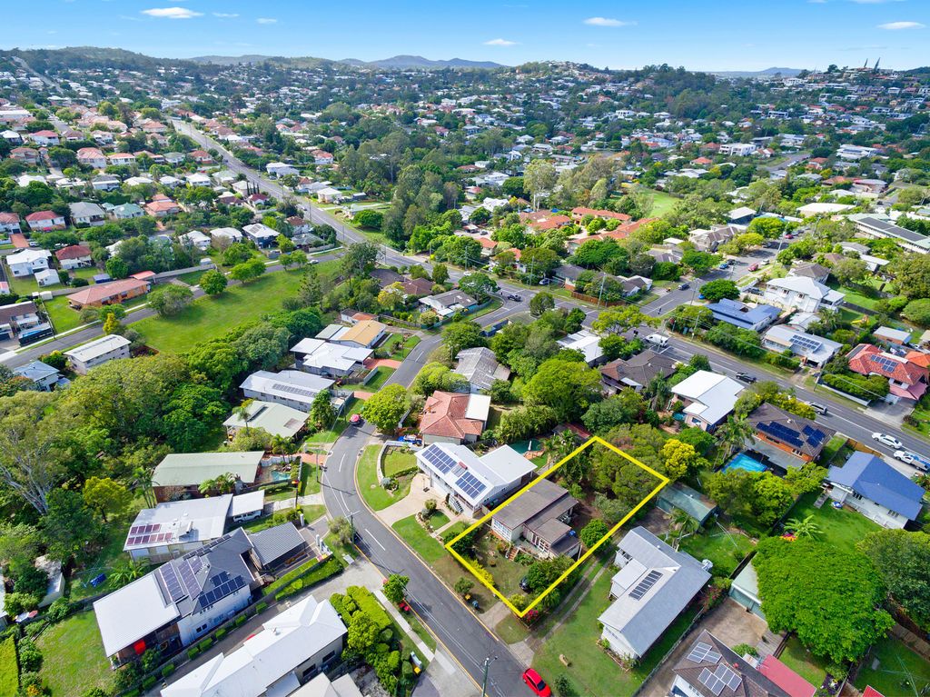 22 Oatland Crescent, Holland Park West, QLD 4121