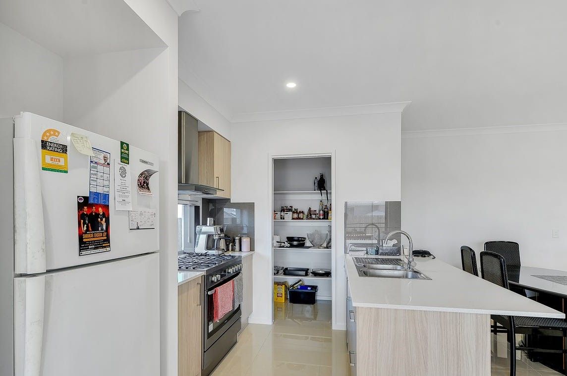 9 Naren Street, SPRING MOUNTAIN, QLD 4300