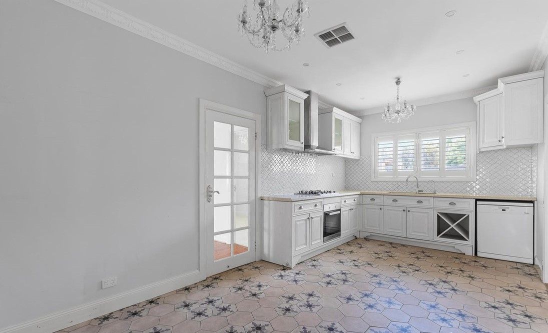 18 Howell Street — photo 3 of 16