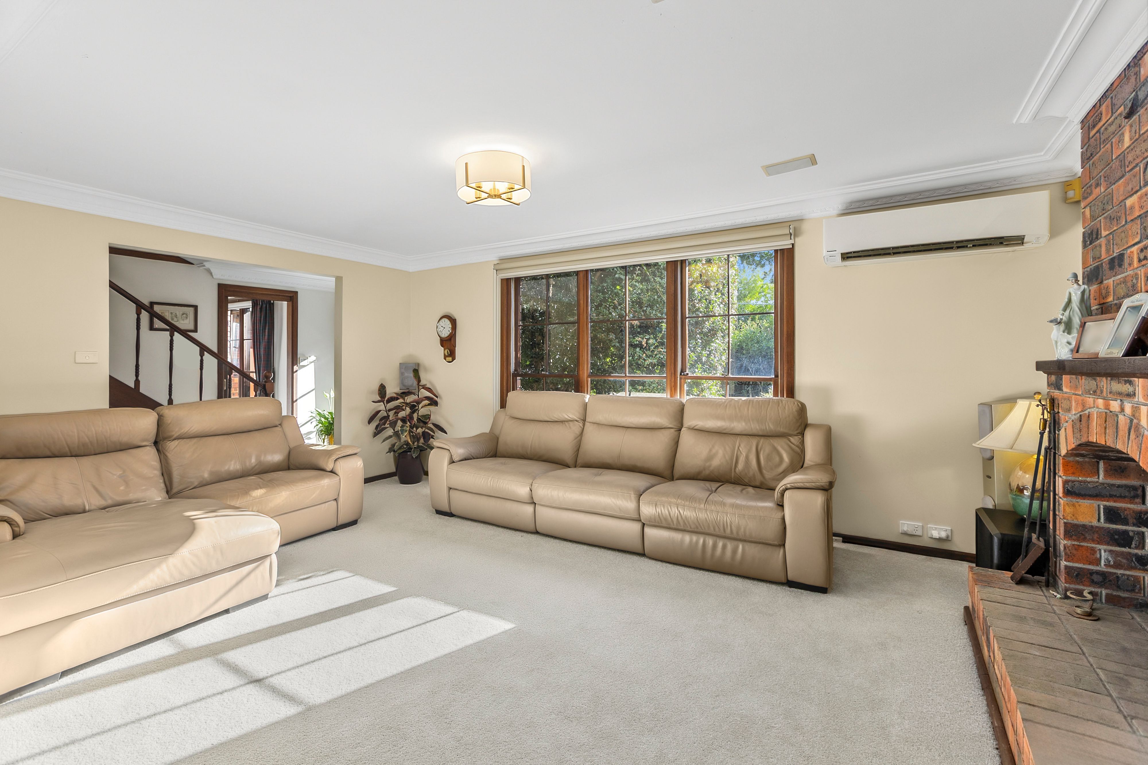 Elegant family entertainer with a separate granny flat, near level rear lawns, 300m to village shops and eateries — photo 5 of 11