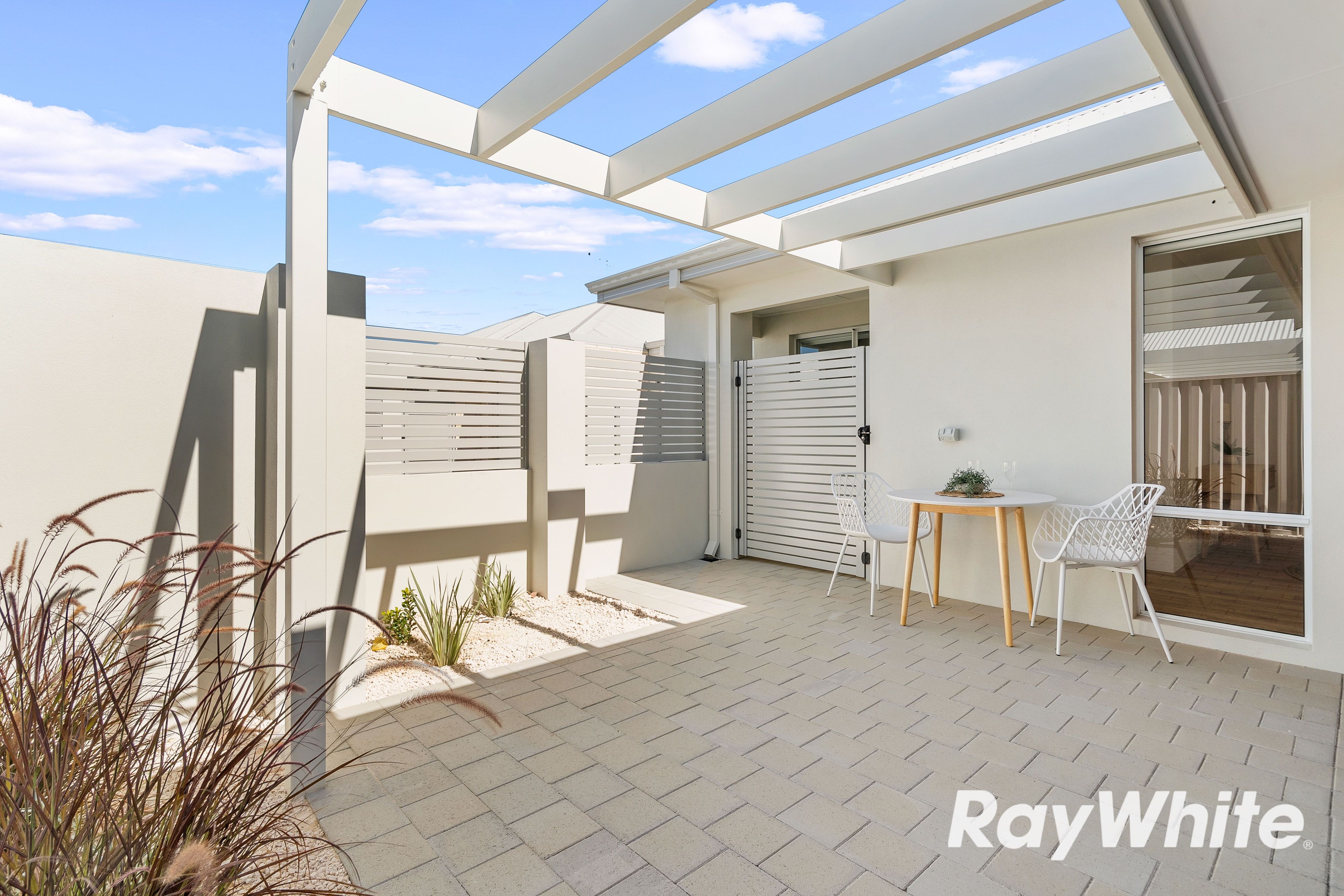 10/101 Oakleigh Drive — photo 4 of 20