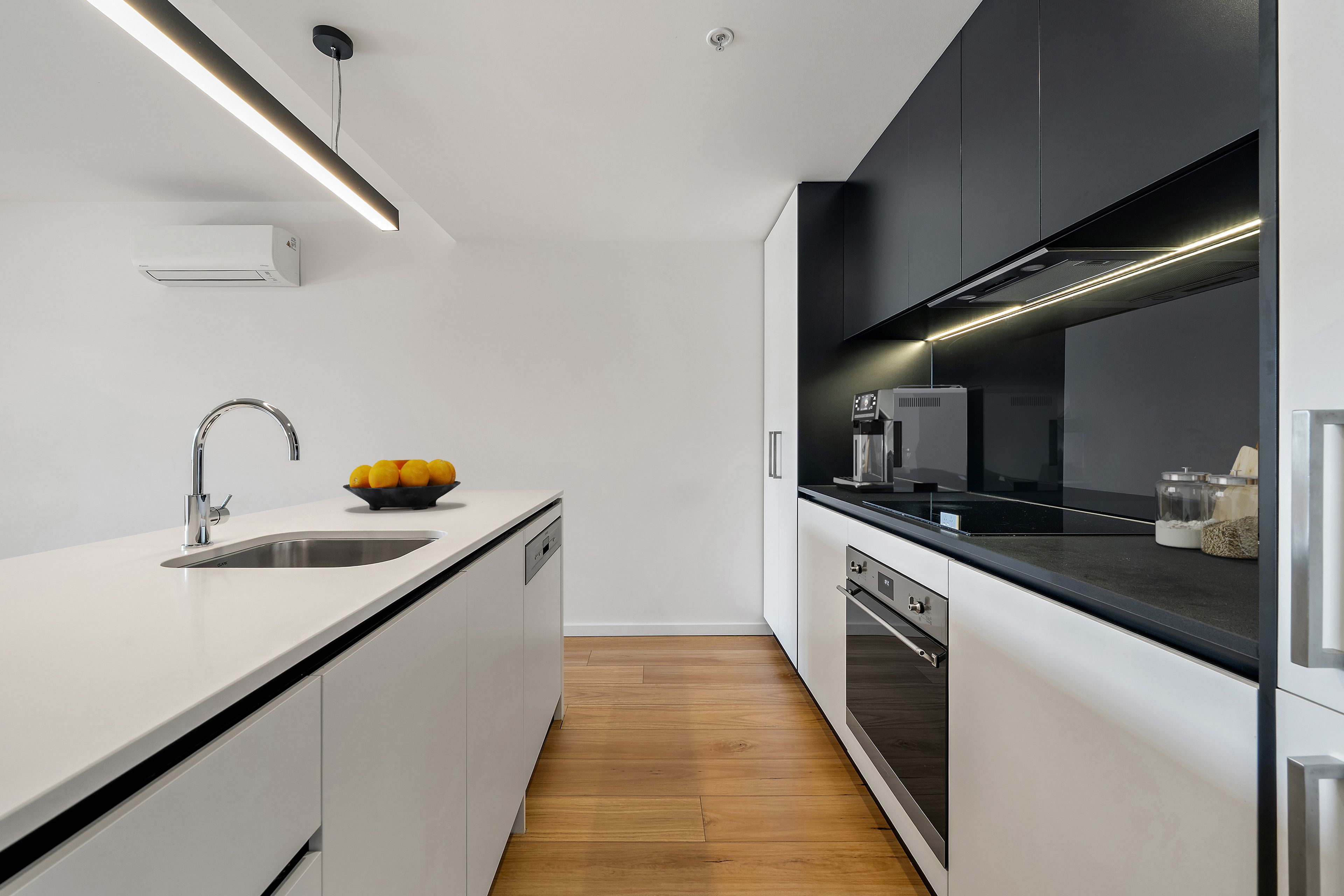607/25 Challis Street — photo 7 of 13