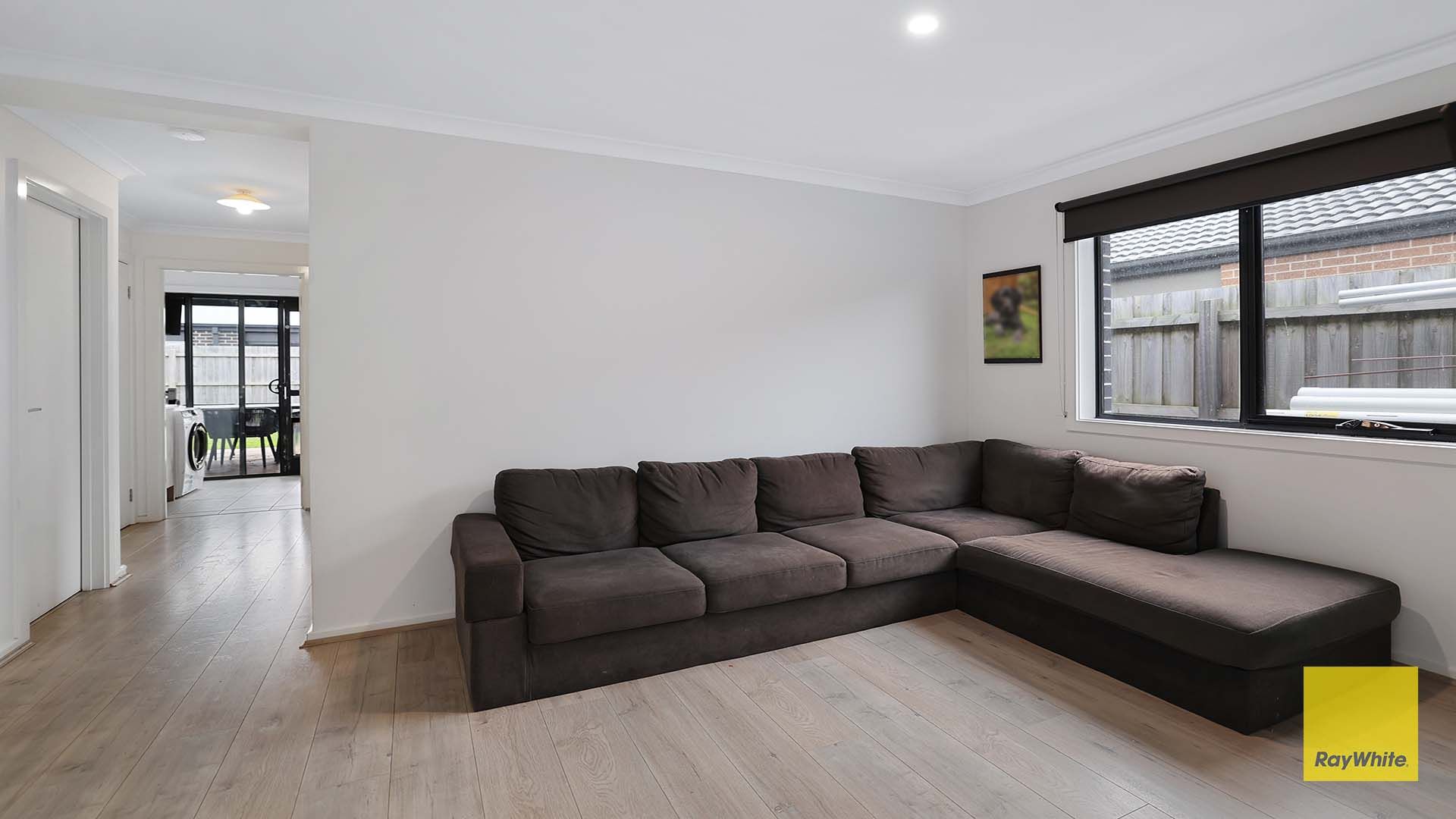15 Parkside Crescent — photo 11 of 18