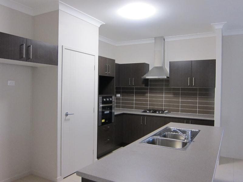 2 Erbin Lane, Augustine Heights, QLD 4300