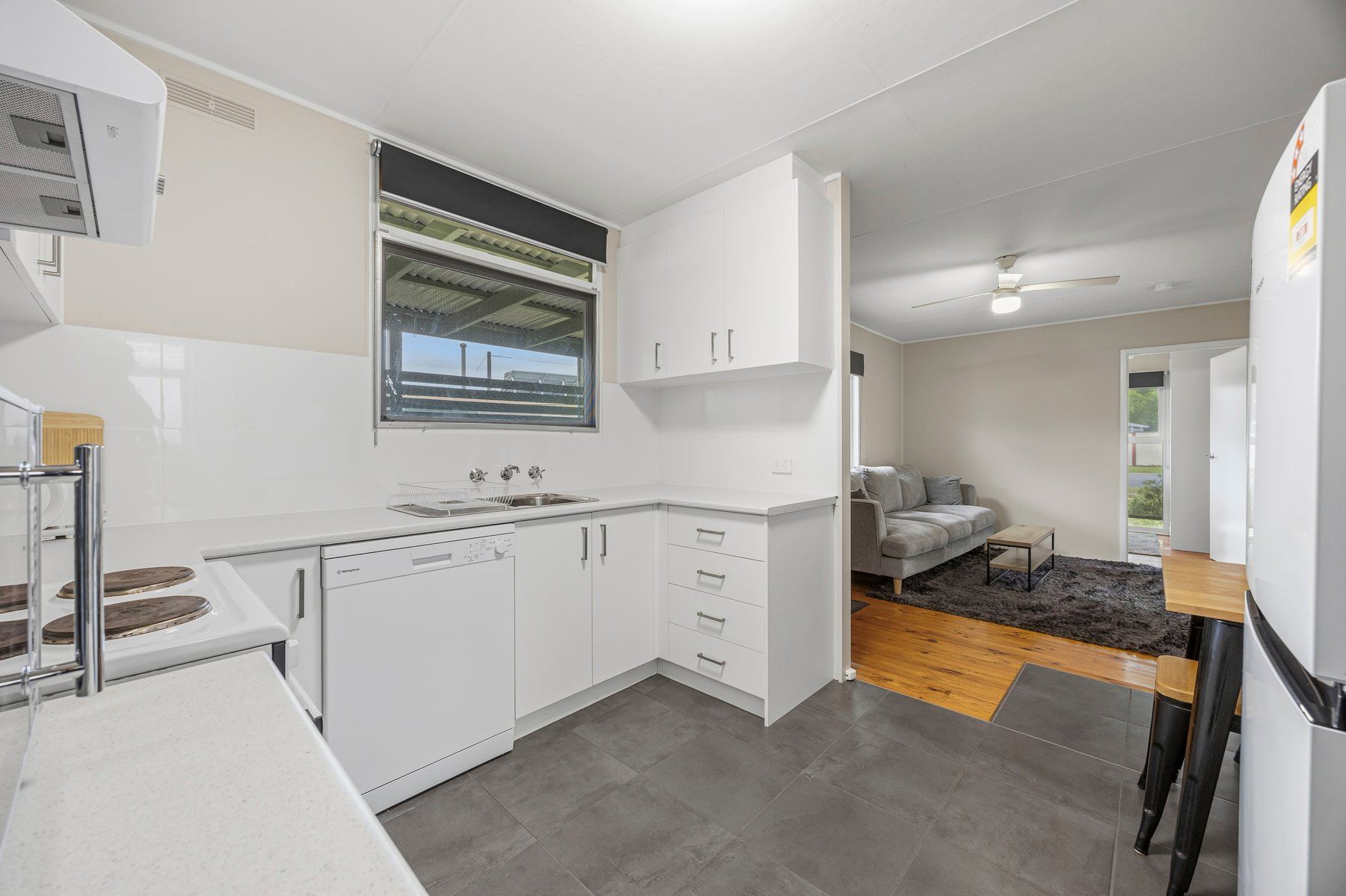 2/4 Sutherland Street — photo 3 of 12