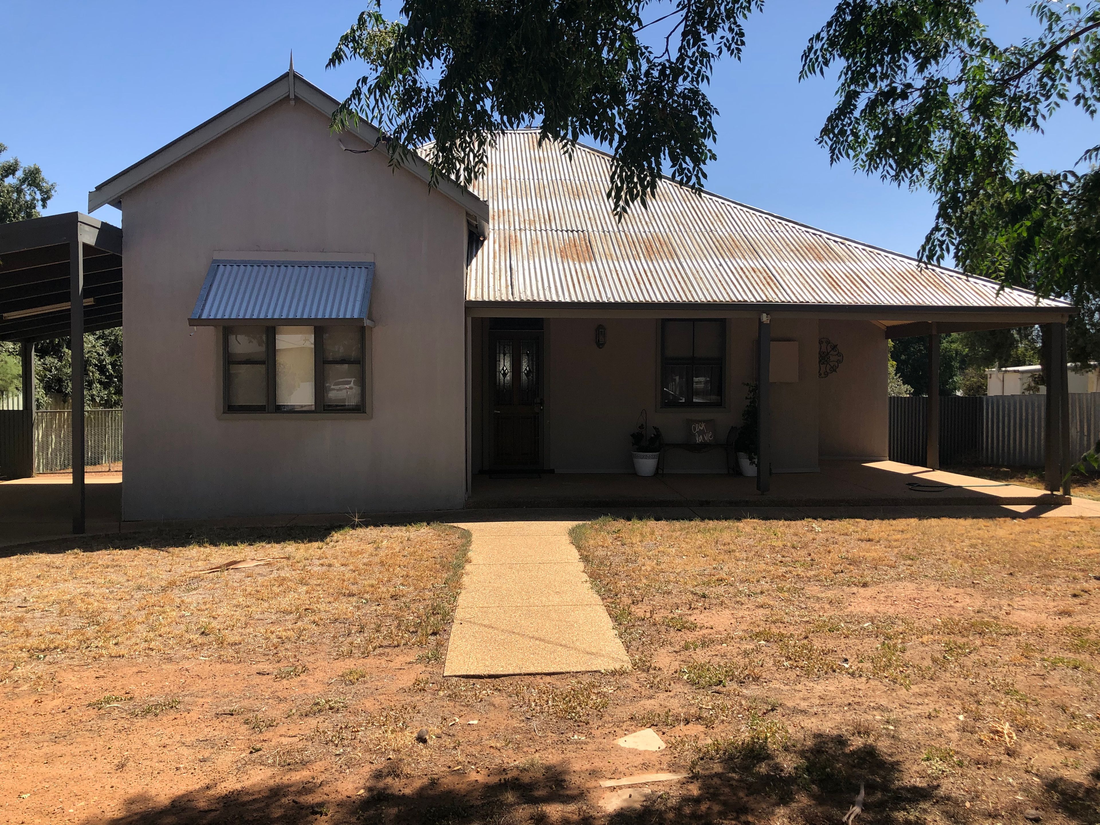 10 Loughnan Street, Coolamon, NSW 2701