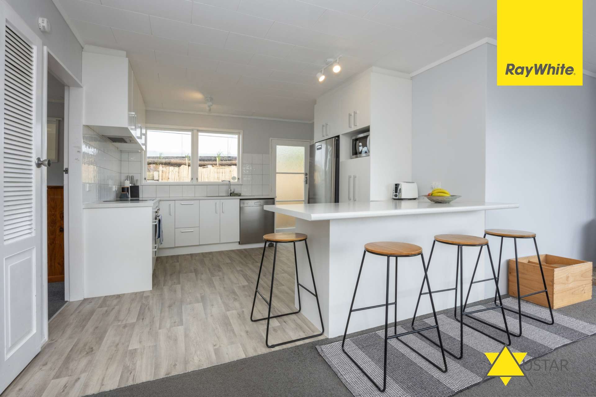 90 Seaview Road photo 4