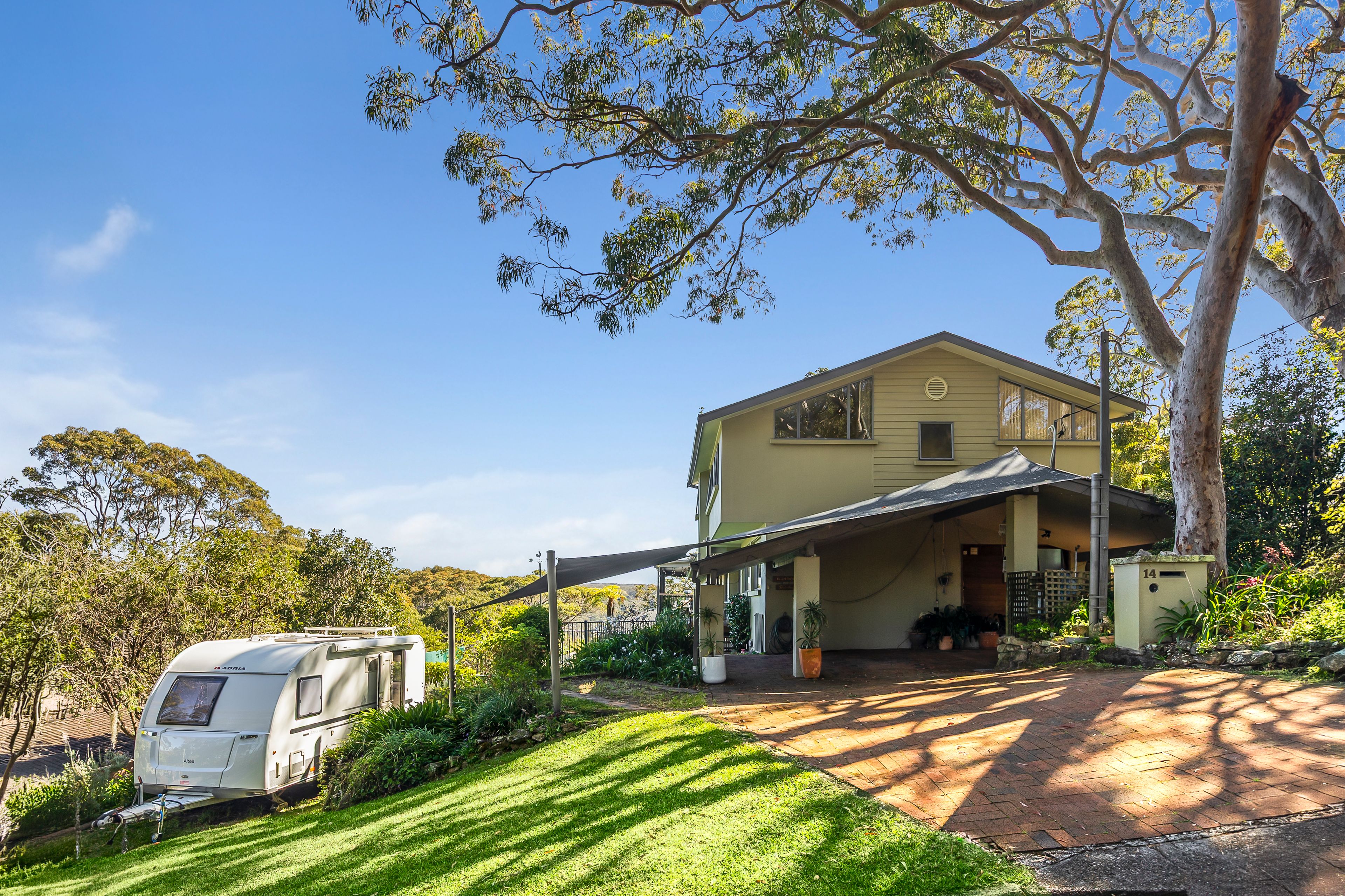 Wonderfully versatile and secluded family sanctuary in a whisper-quiet cul-de-sac with expansive bushland panoramas — photo 4 of 9
