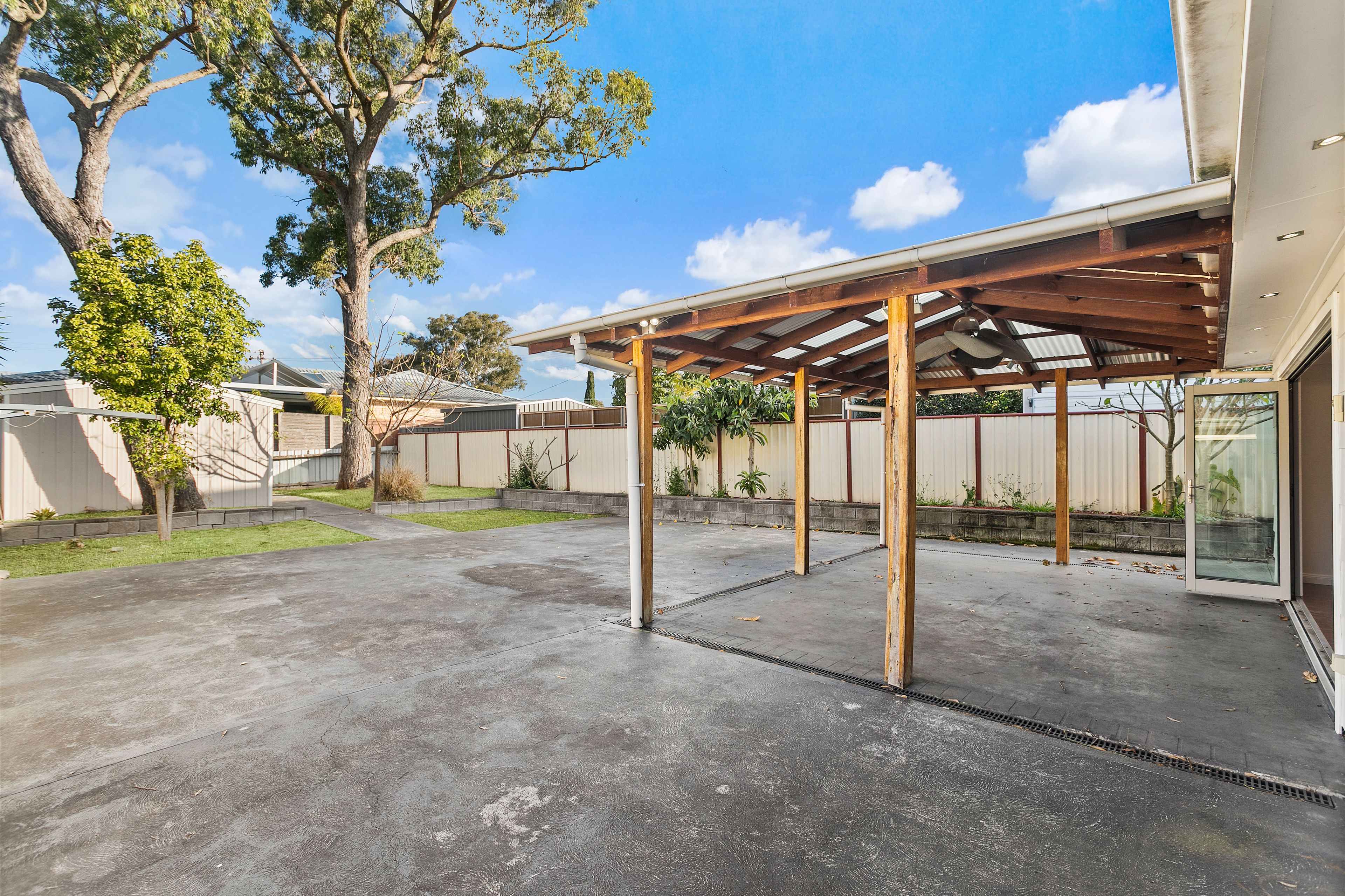 105 Deakin Street — photo 8 of 9