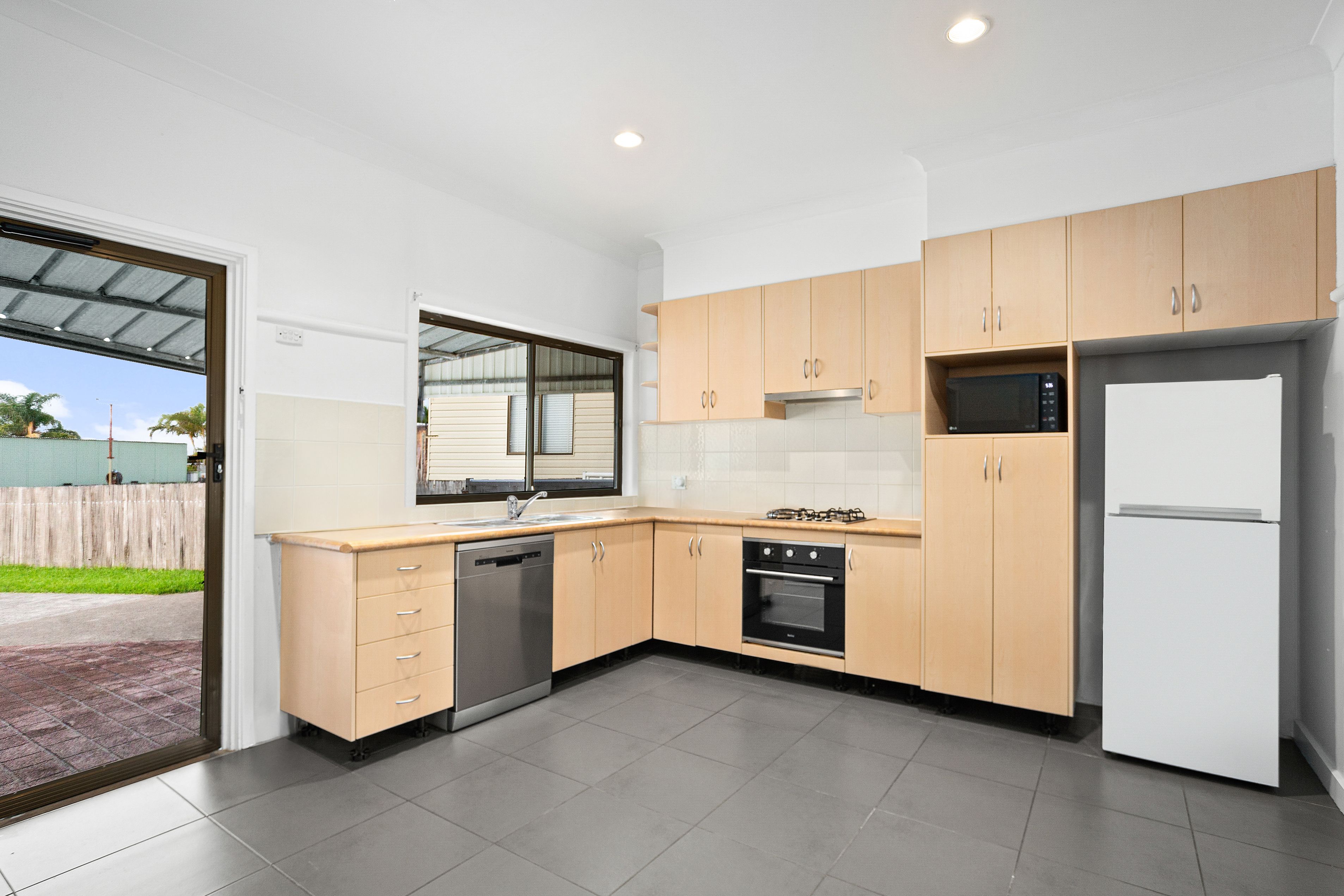 94 Addison Avenue, Lake Illawarra, NSW 2528