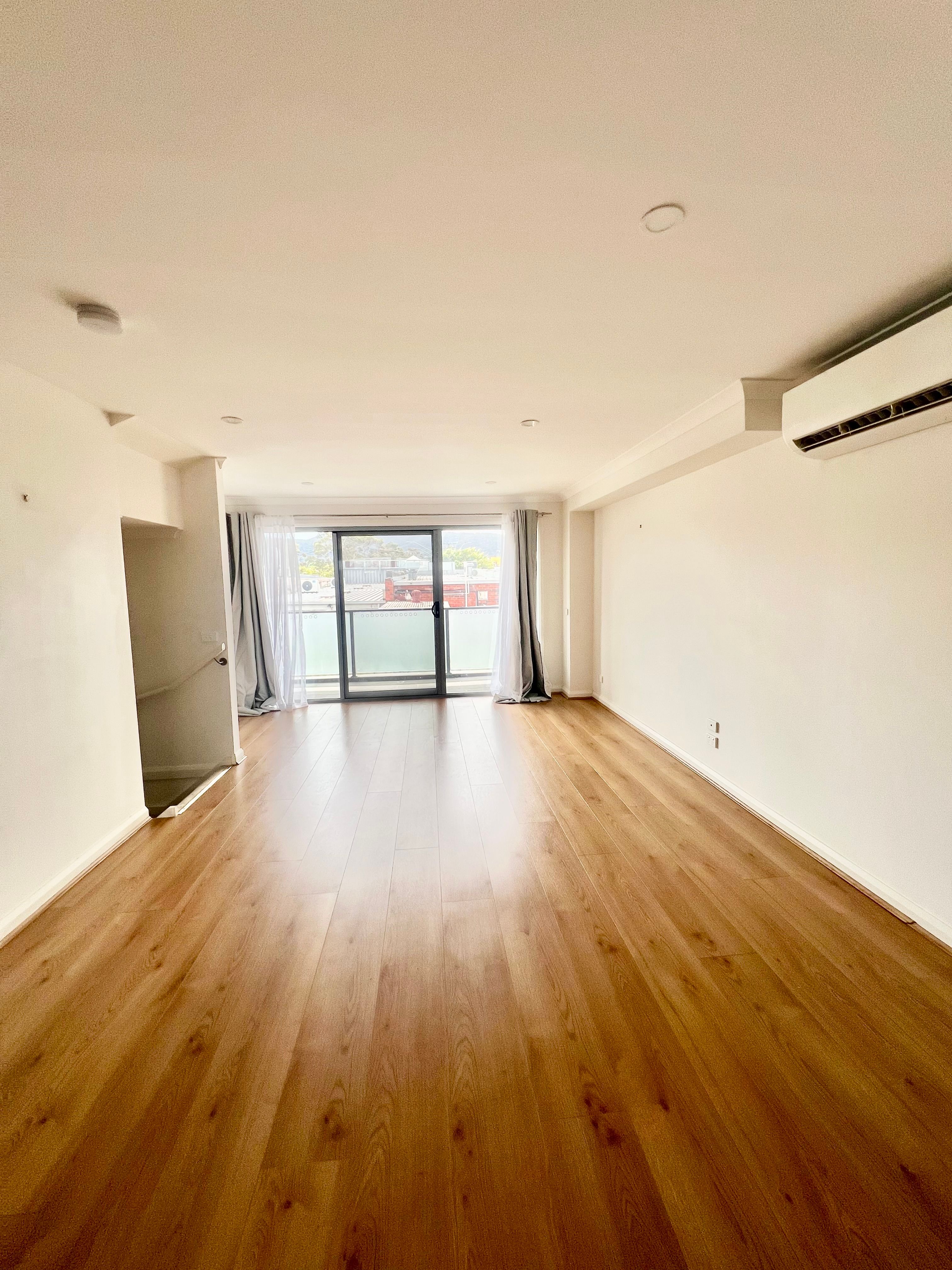 7/10 Adele Avenue — photo 3 of 9