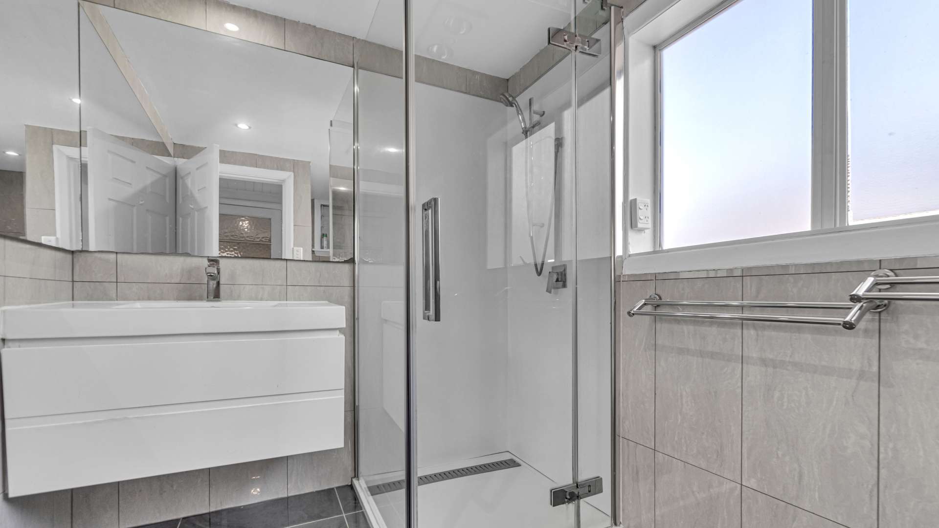 358 Blenheim Road photo 2