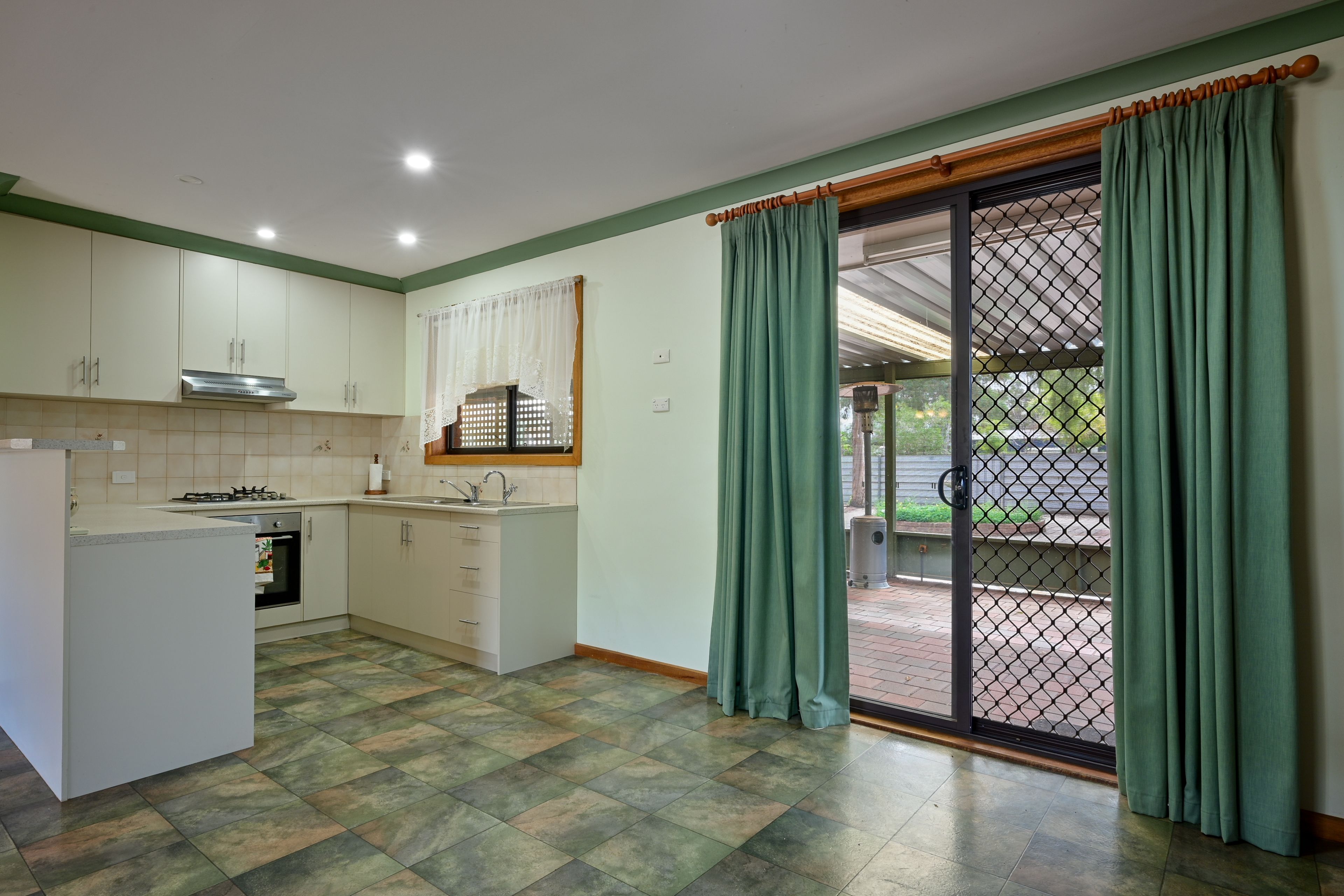 17 Mckerlie Street — photo 6 of 20