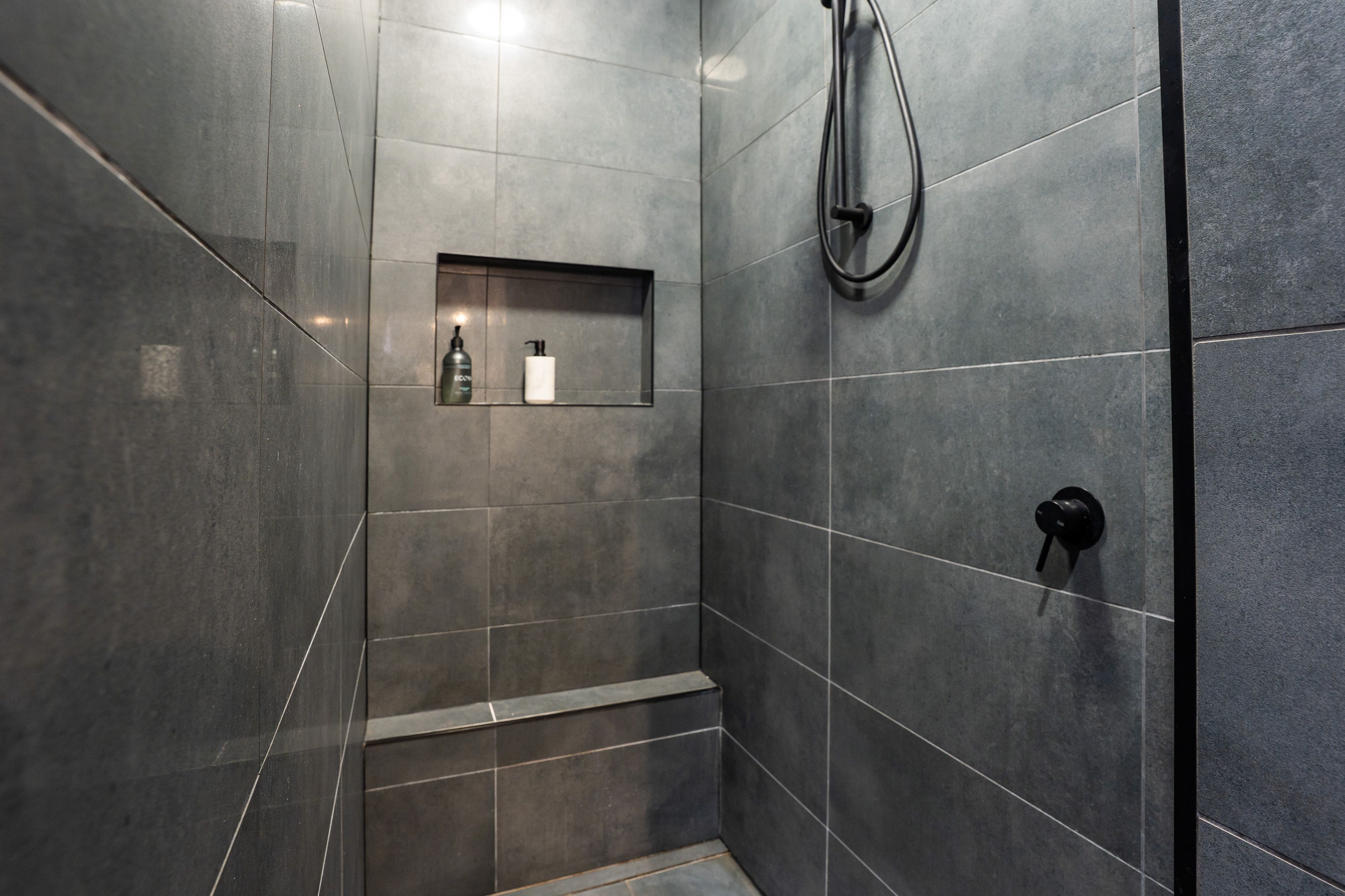 586 Whinray Crescent — photo 8 of 25