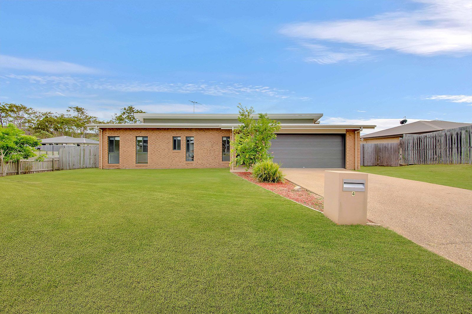 4 Karloom Close, Kirkwood, QLD 4680