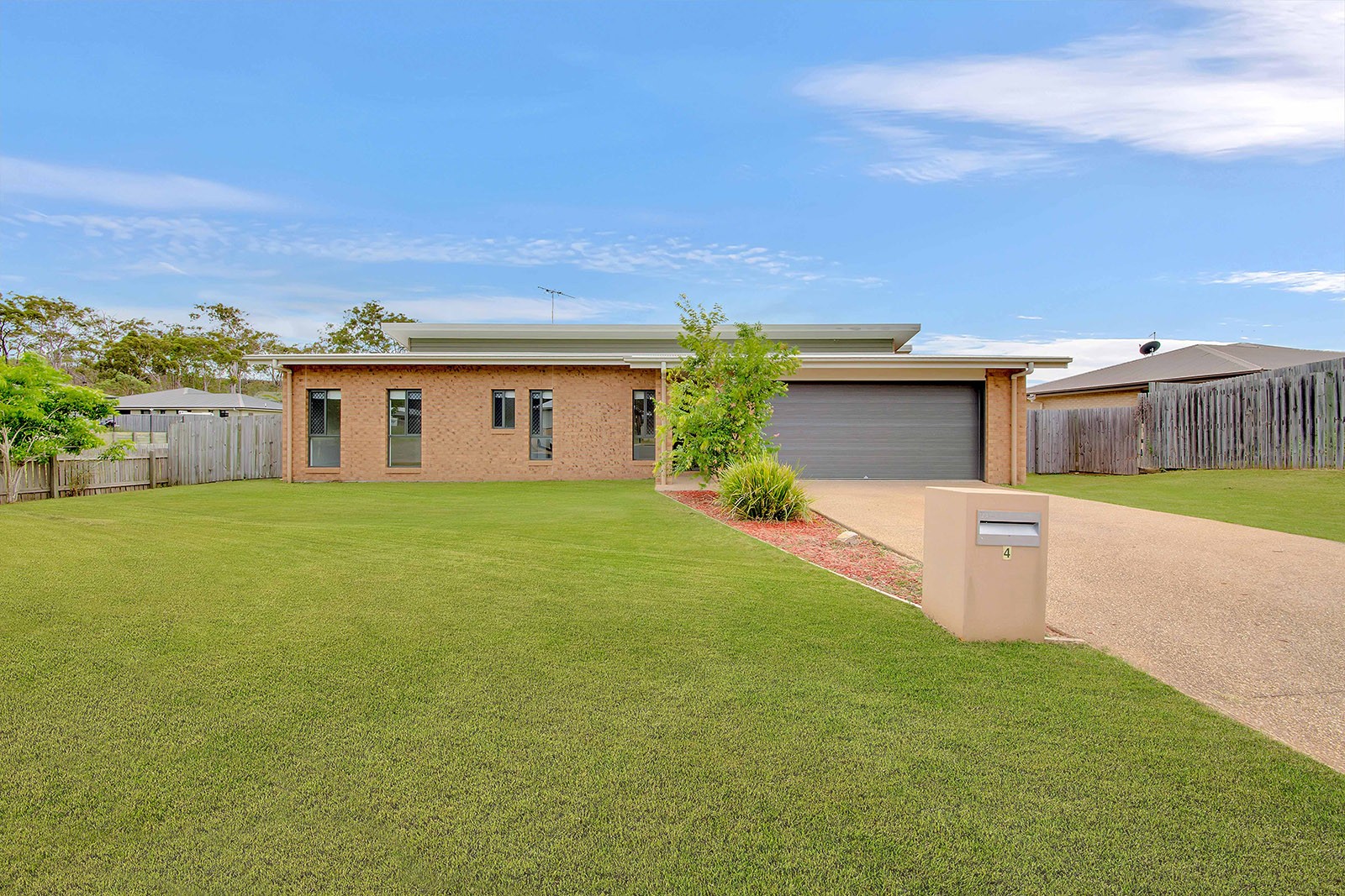 4 Karloom Close, Kirkwood, QLD 4680