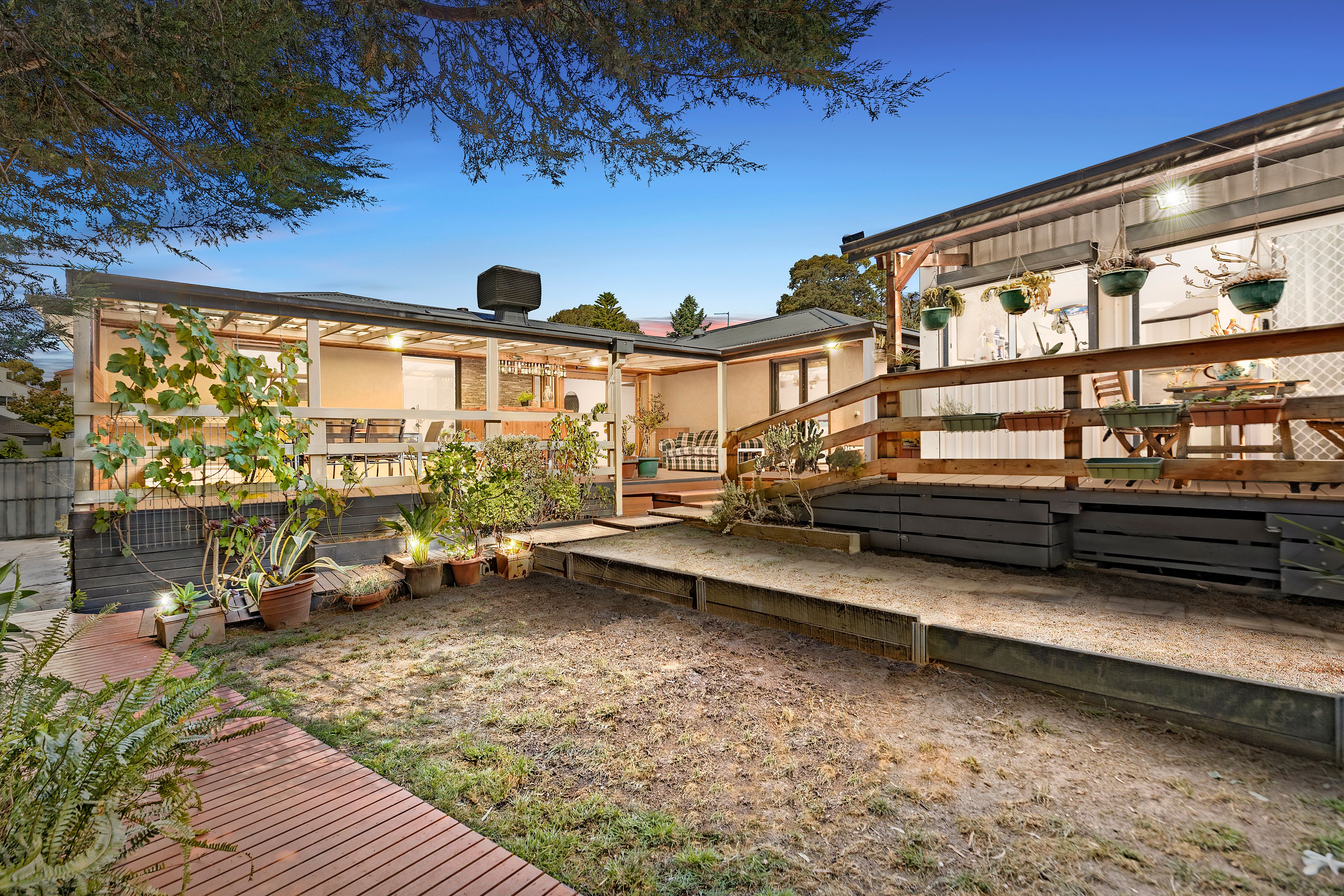 25 Monteith Crescent, Endeavour Hills, VIC 3802