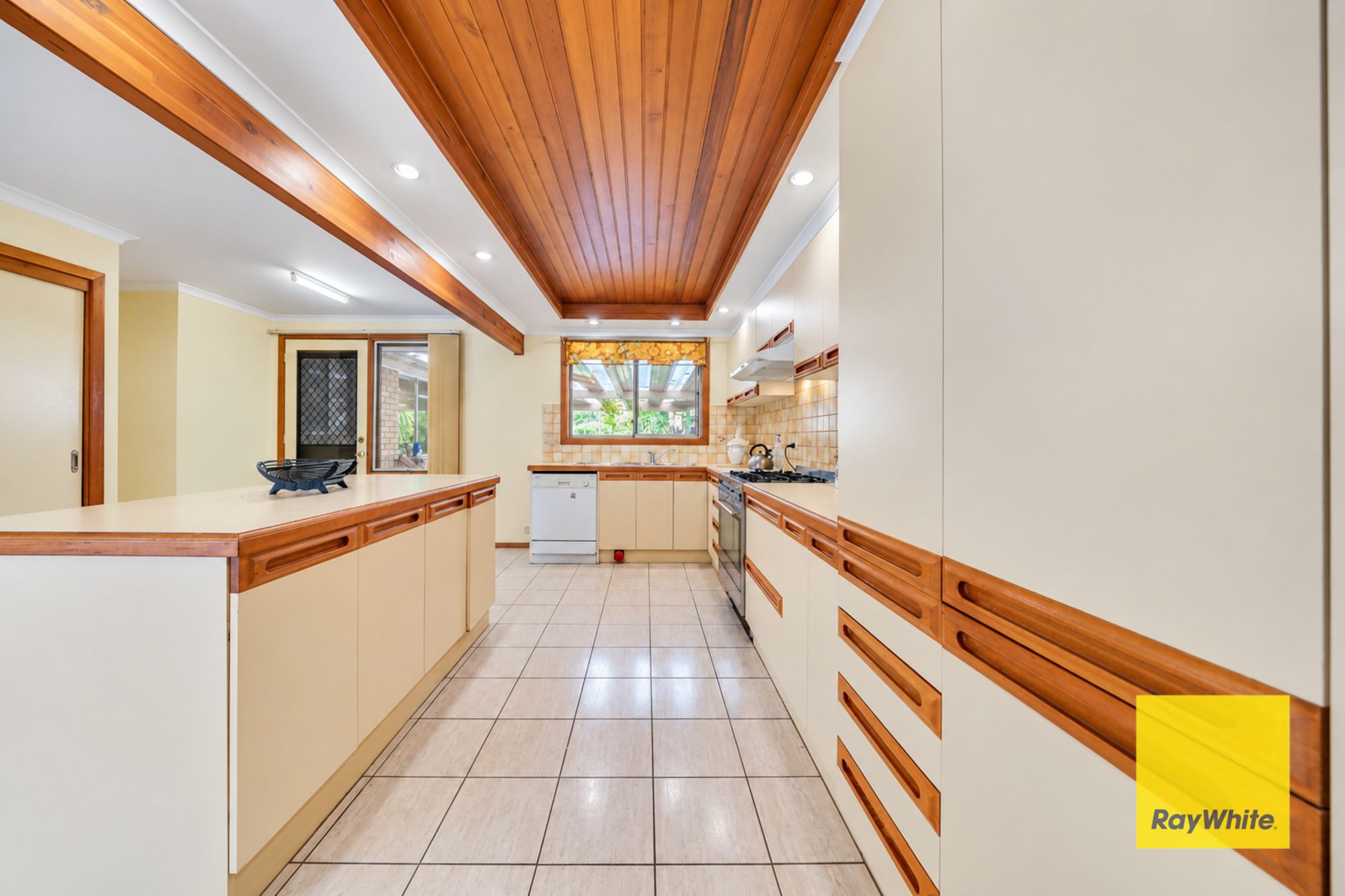 22 Strathmore Crescent — photo 15 of 20