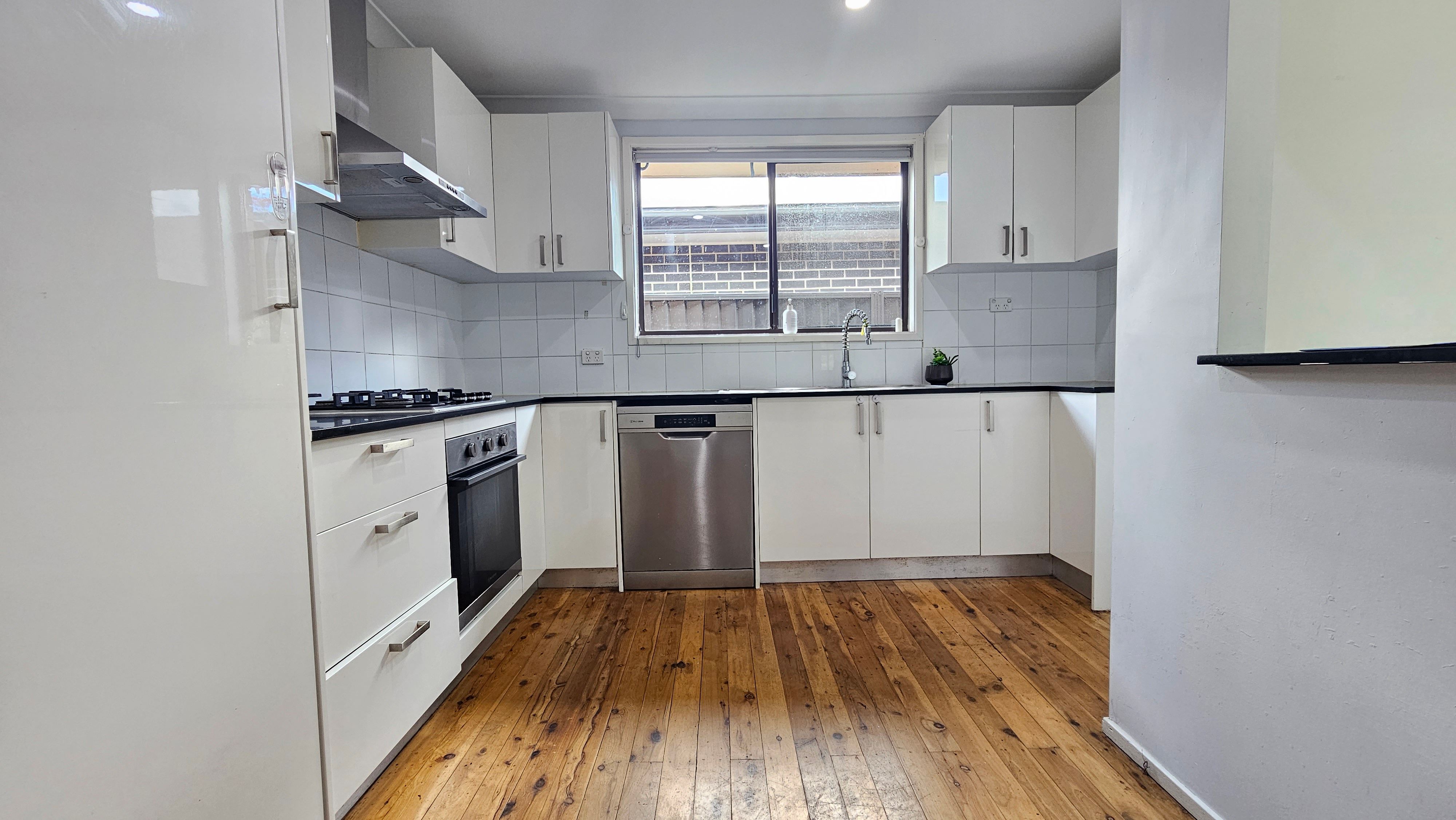 82 Nathan Crescent — photo 4 of 12