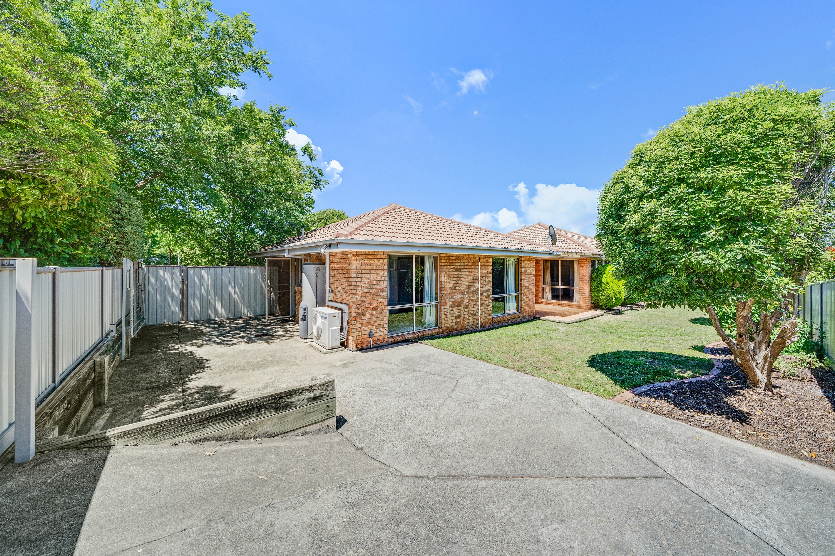 24 Rowntree Crescent, Isaacs, ACT 2607