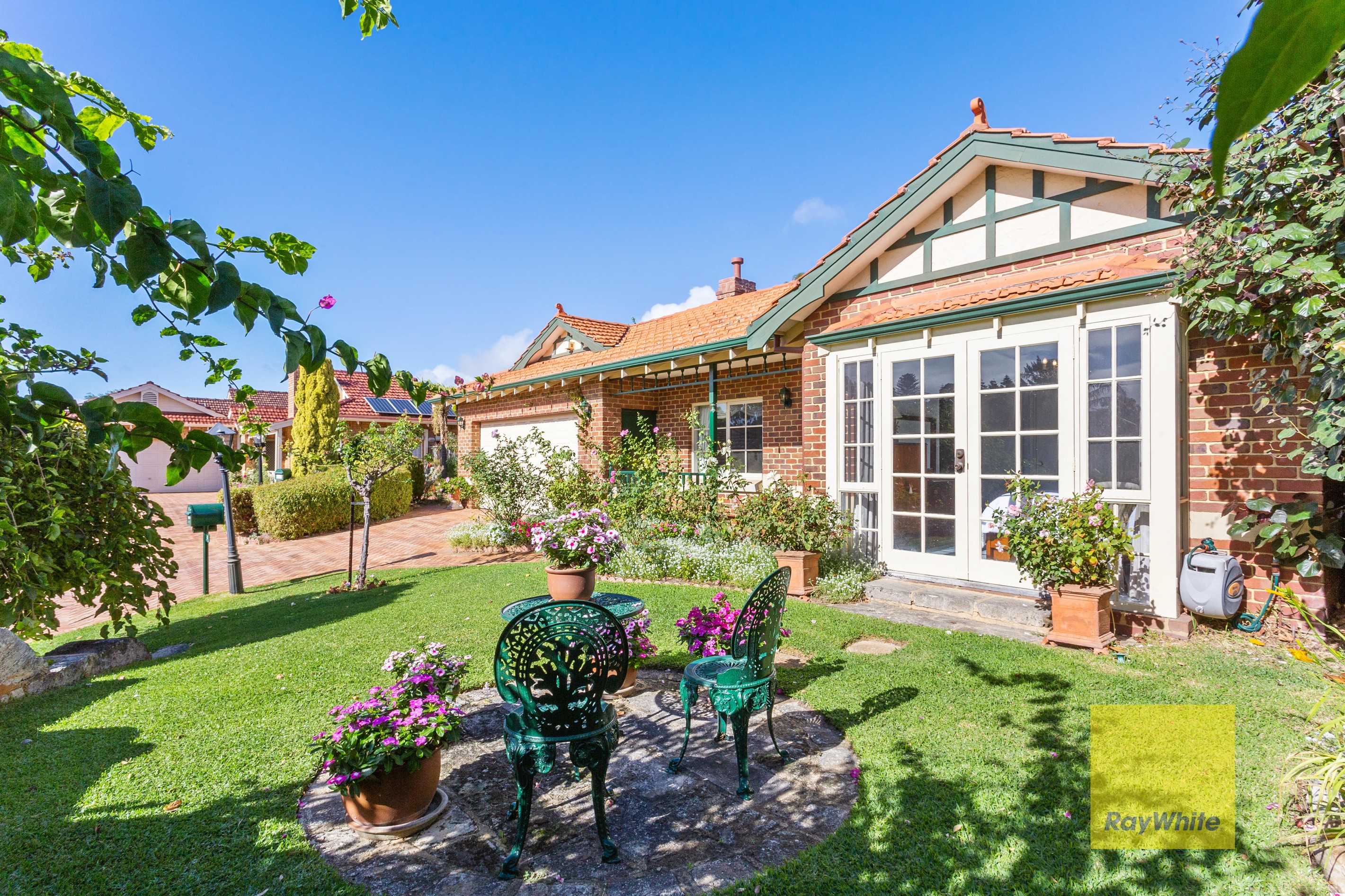 8 Earls Court, Mount Claremont, WA 6010