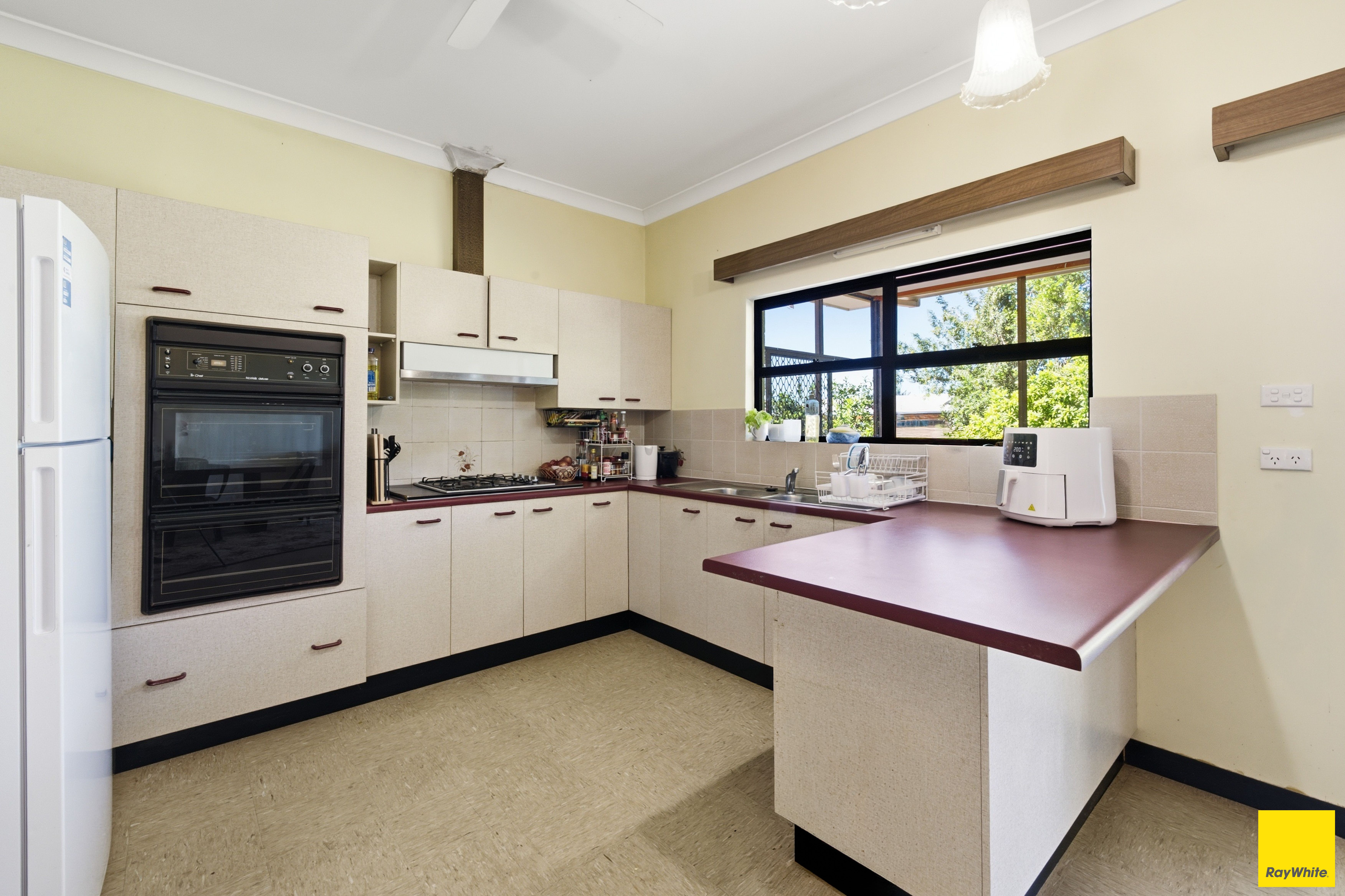 6 Grampian Close — photo 3 of 17