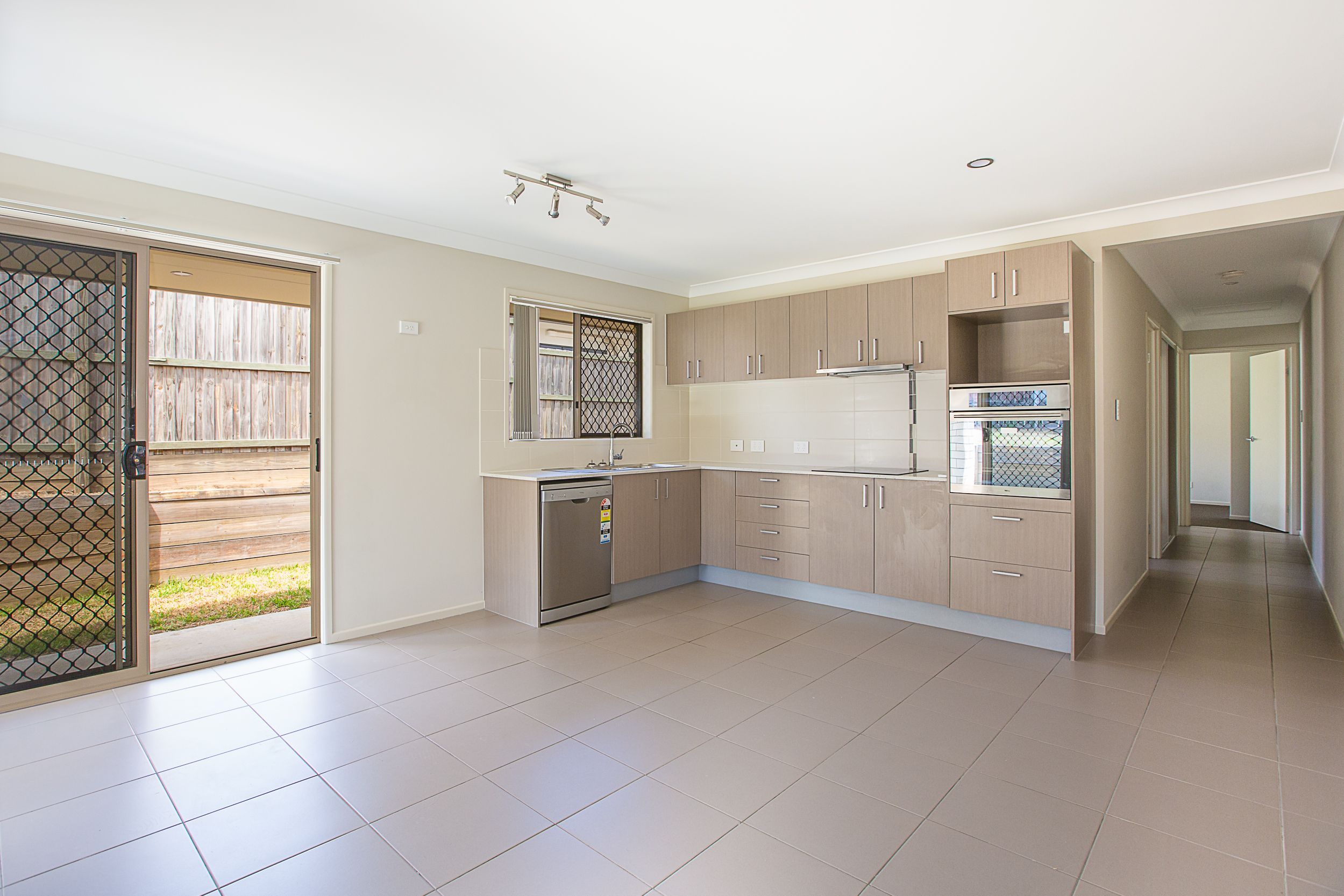 2/5 Pixie Hollow Court, Eagleby, QLD 4207