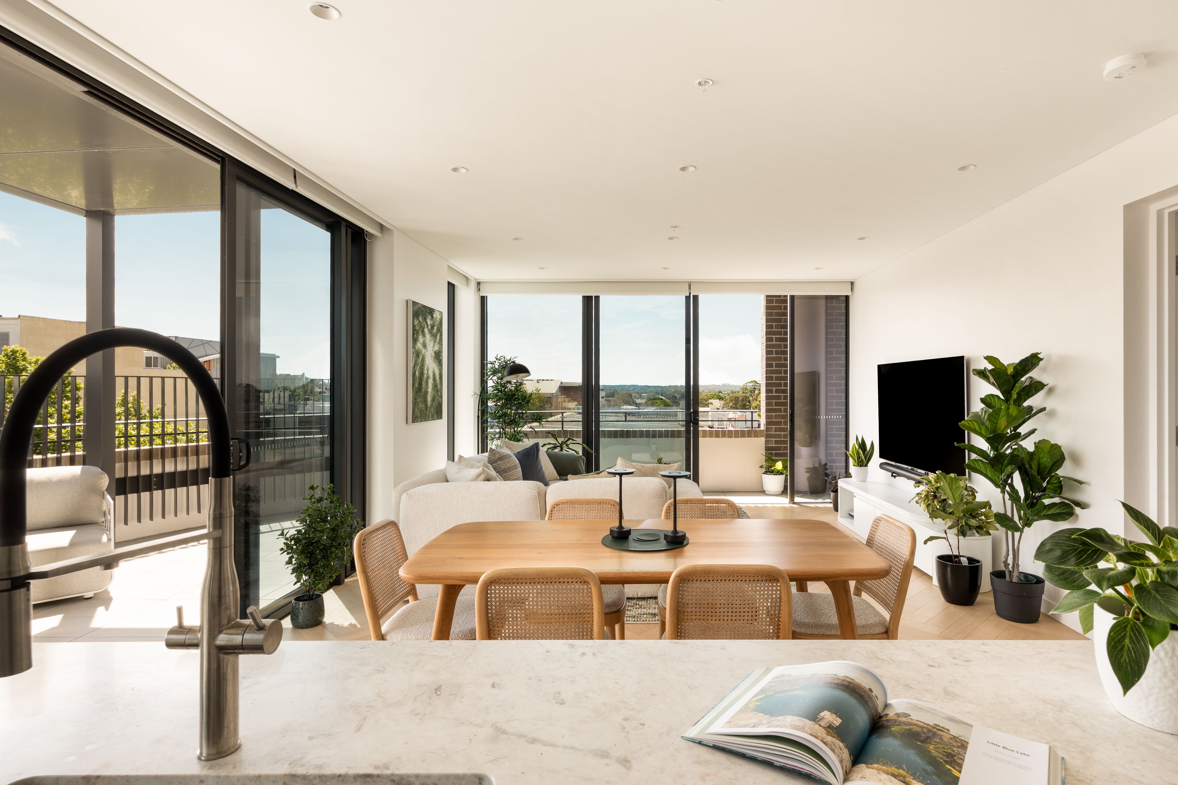 401/31 Falcon Street — photo 4 of 16