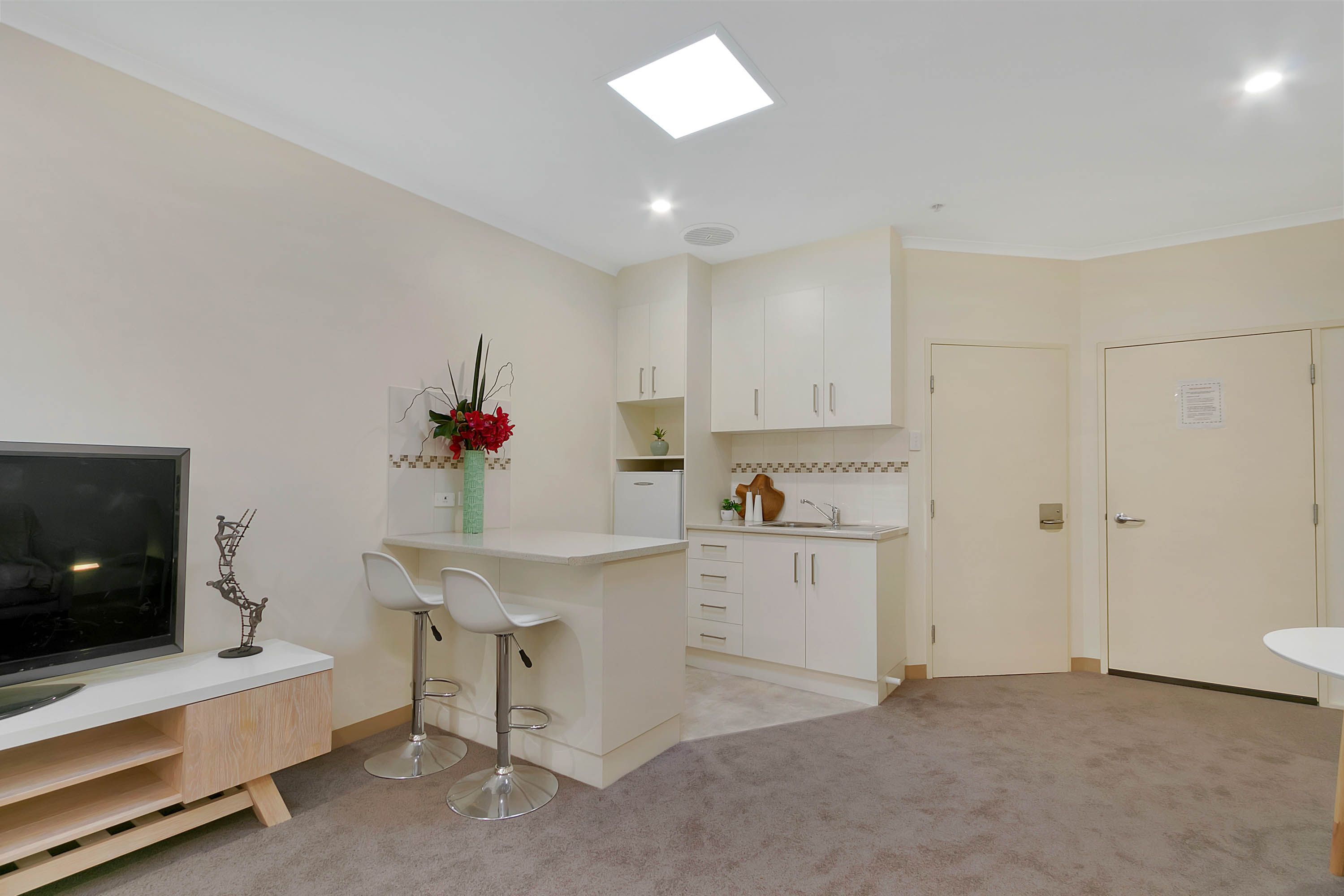 Apartment 3/21 Hutchinson Road — photo 4 of 9